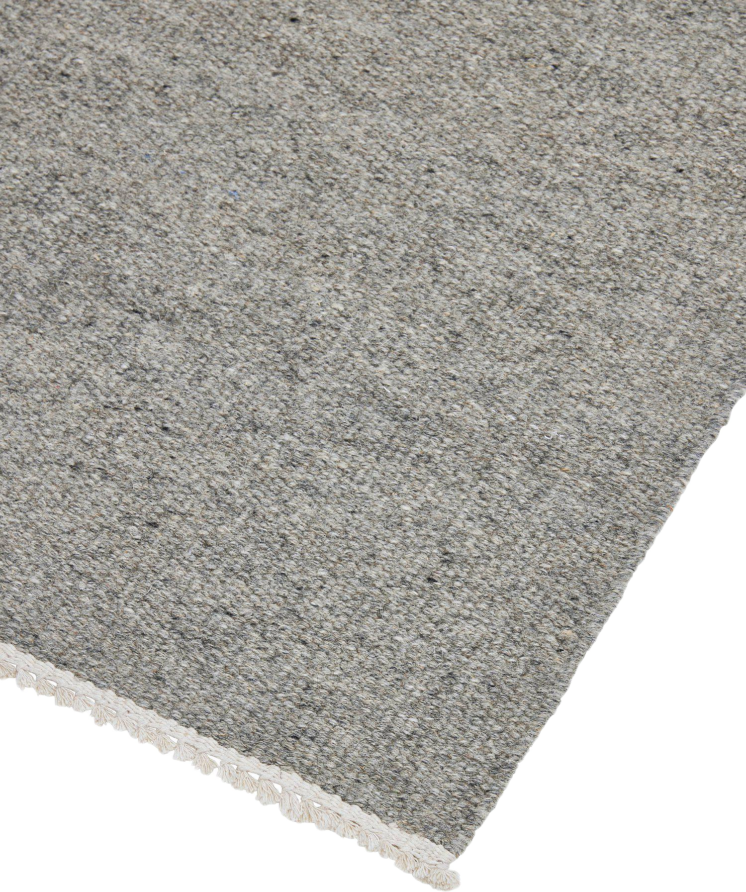 John Ullmatta, från Svanefors, i färgen grå.