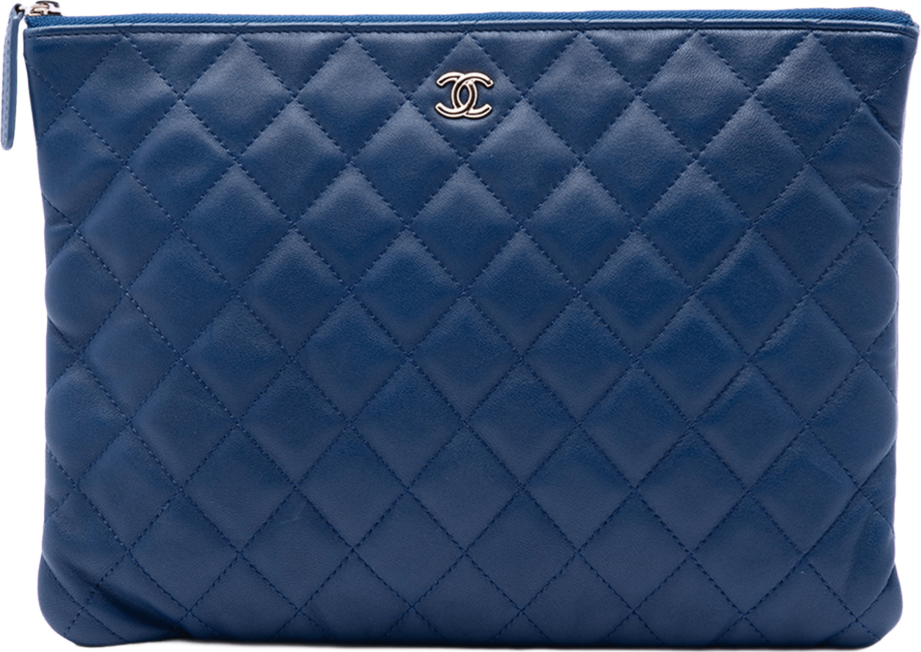 Chanel Medium Quilted Lambskin O Case Clutch, från Luxclusif, i färgen blå.