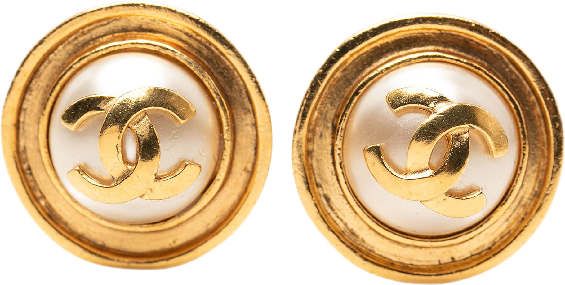 Chanel Cc Gold Plated Faux Pearl Clip On Earrings, från Luxclusif, i färgen gold.