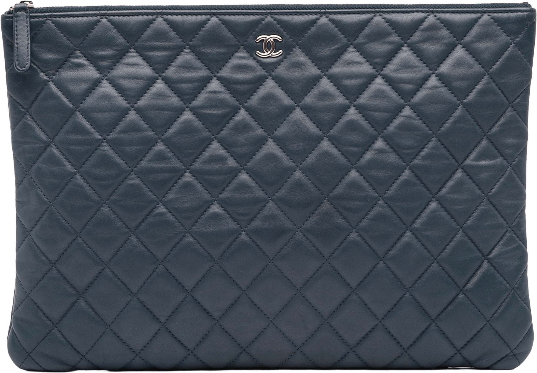 Chanel Large Quilted Lambskin O Case Clutch, från Luxclusif, i färgen dark blue.