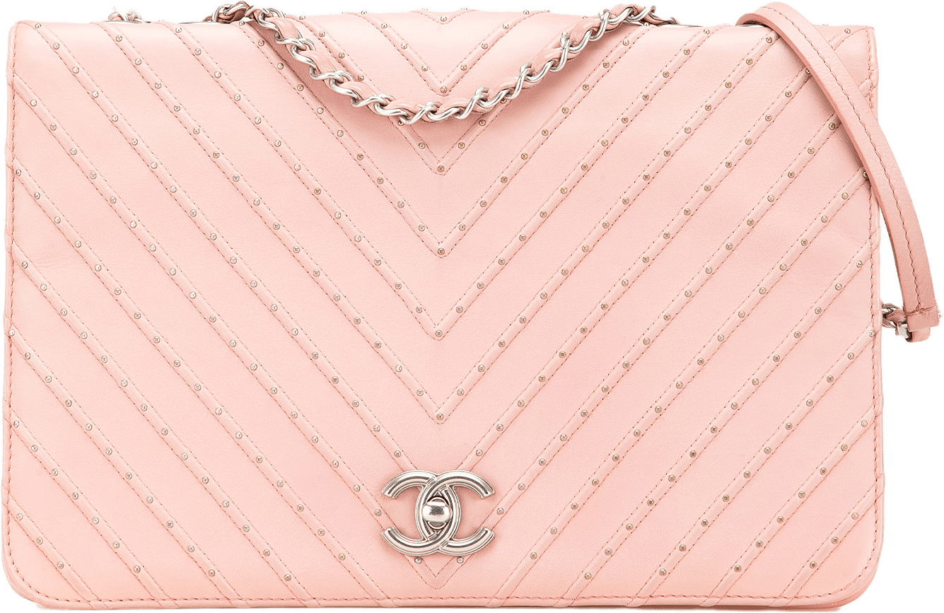 Chanel Chevron Calfskin Studded Full Flap, från Luxclusif, i färgen light pink.