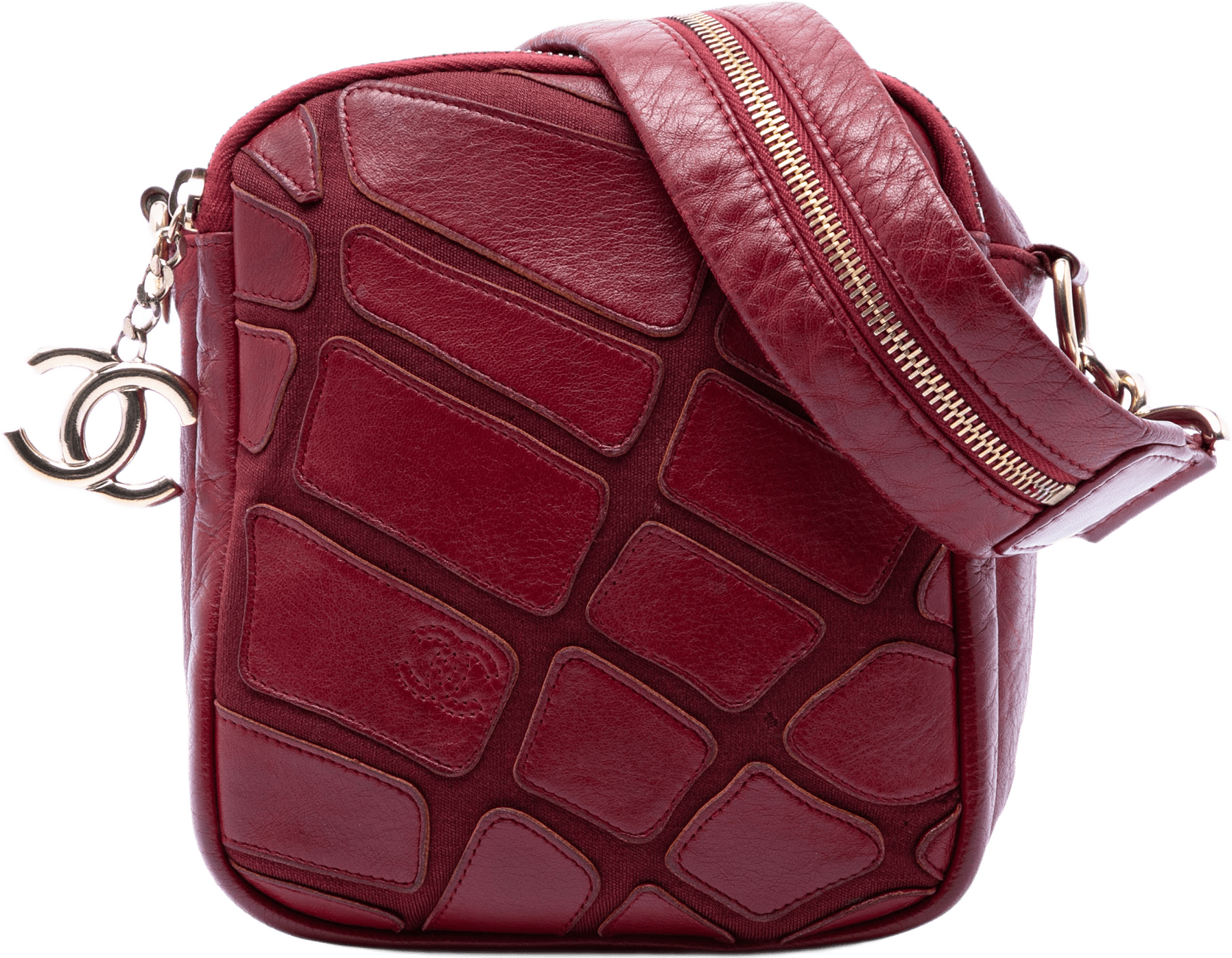 Chanel Cc Jersey And Lambskin Scale Camera Bag, från Luxclusif, i färgen dark red.