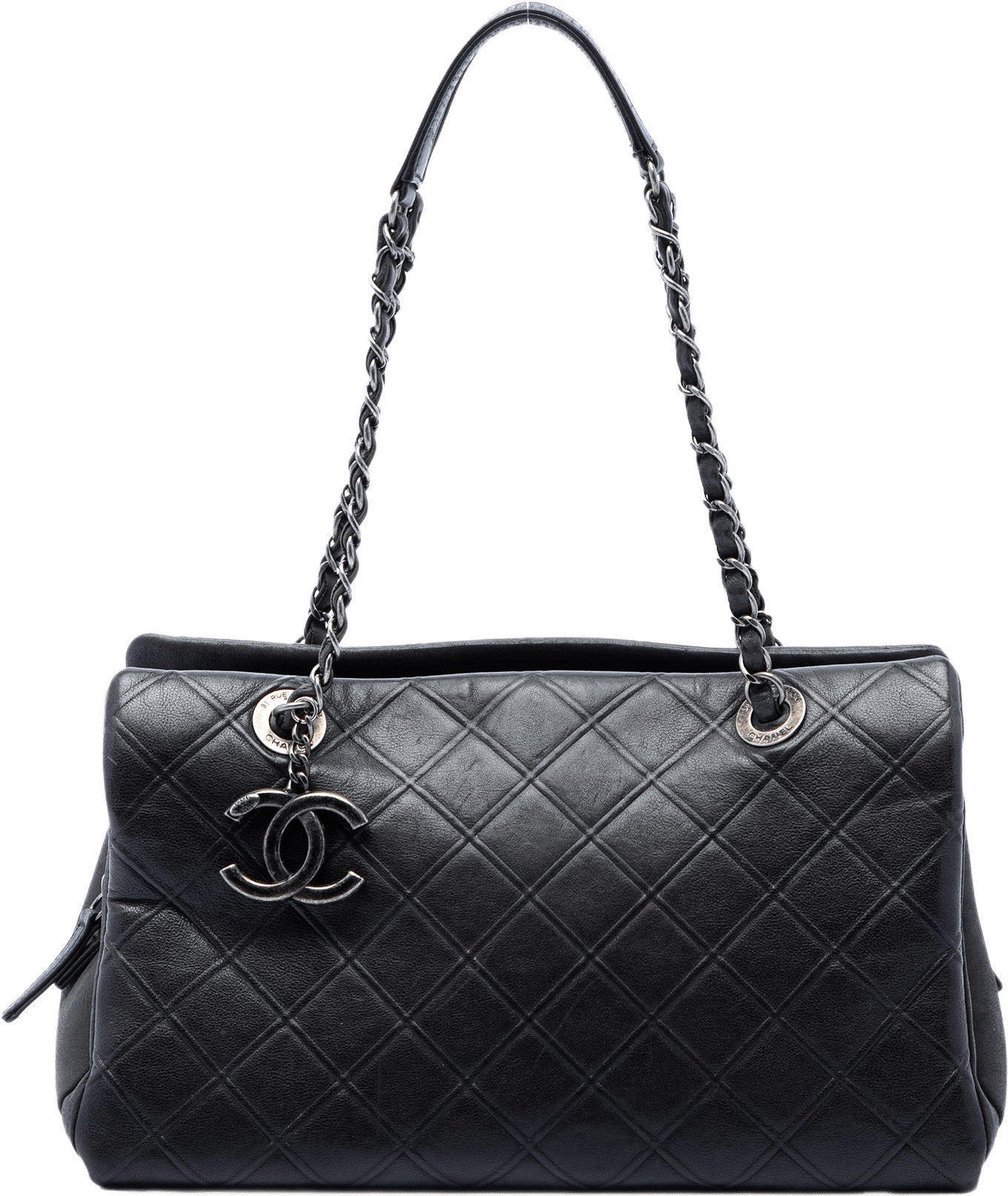 Chanel Large Cc Diamond Embossed Calfskin Zip Shopping Tote, från Luxclusif, i färgen svart.