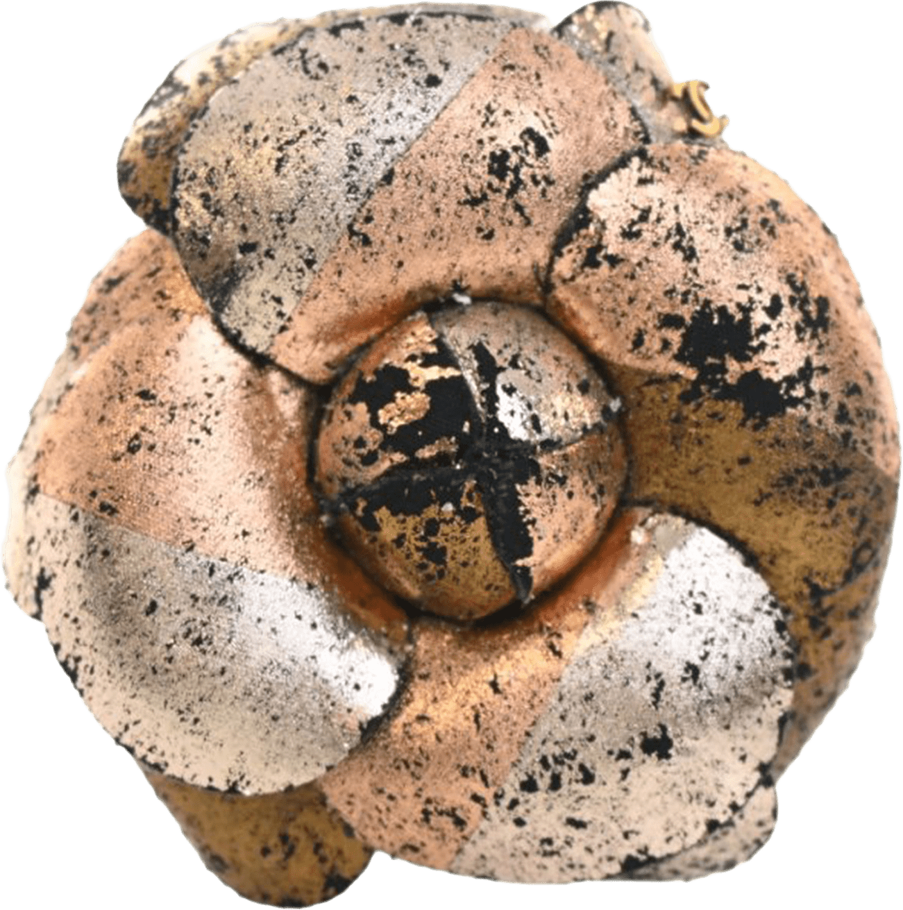 Chanel Cc Metallic Canvas Camellia Brooch, från Luxclusif, i färgen rose gold.