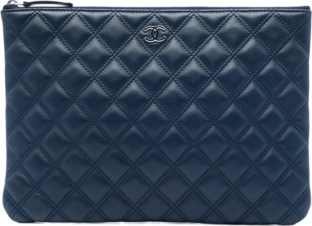 Chanel Medium Quilted Lambskin Double Stitch O Case Clutch, från Luxclusif, i färgen blå.
