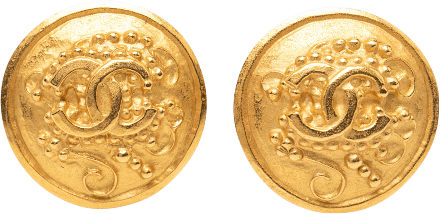 Chanel Gold Plated Cc Grapevine Round Clip On Earrings, från Luxclusif, i färgen gold.