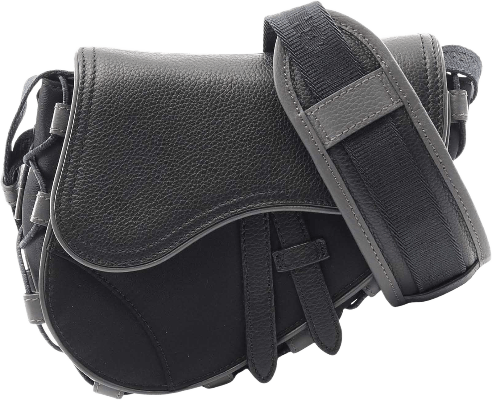Dior Sacai Mini Nylon And Leather Saddle Crossbody, från Luxclusif, i färgen black.