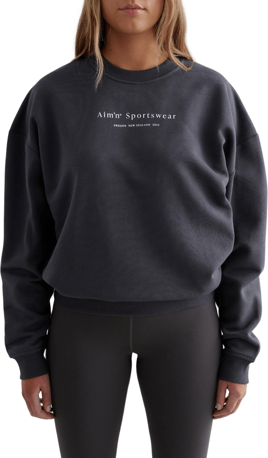 Serif Sweatshirt, från aim'n, i färgen shadow grey.