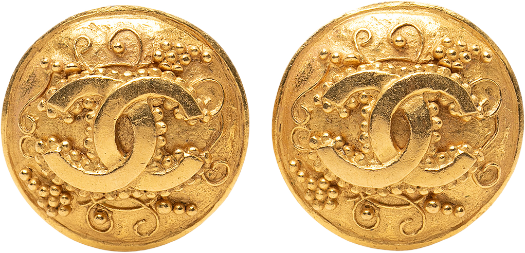 Chanel Cc Gold Plated Grapevine Round Clip On Earrings, från Luxclusif, i färgen gold.