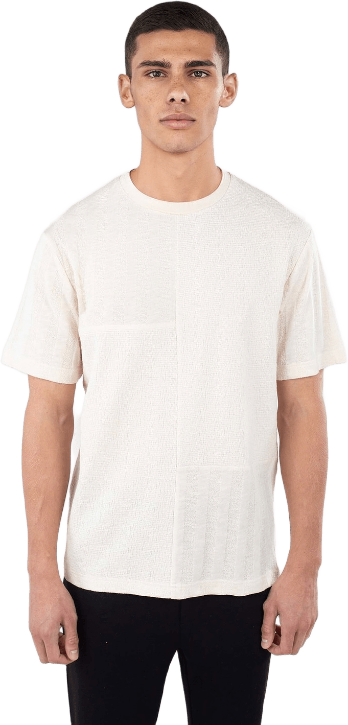 Rey Patch Tee - Beige, från Ciszere, i färgen off-white.