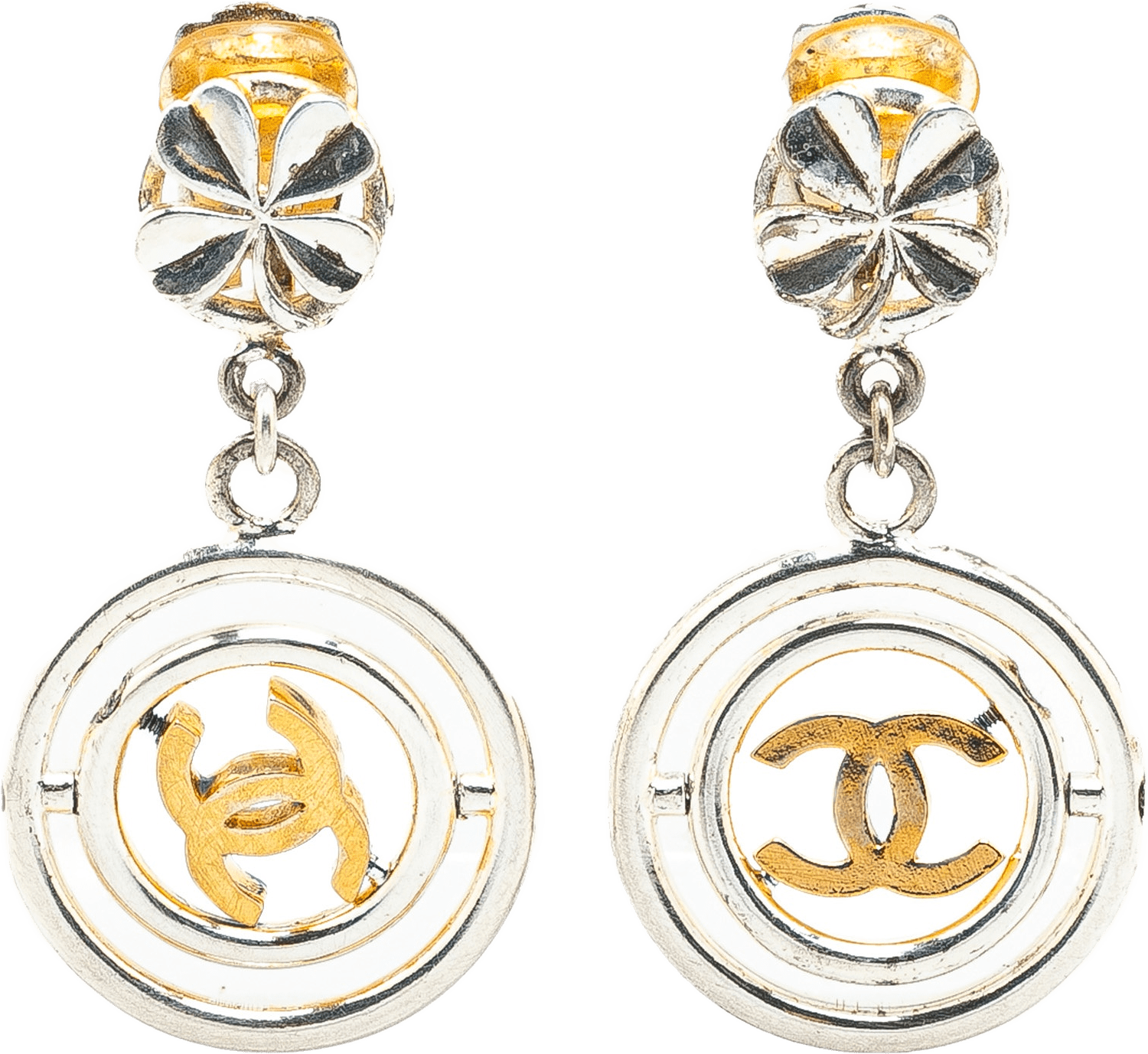 Chanel Silver Clover Cc Drop Clip On Earrings, från Luxclusif, i färgen silver.