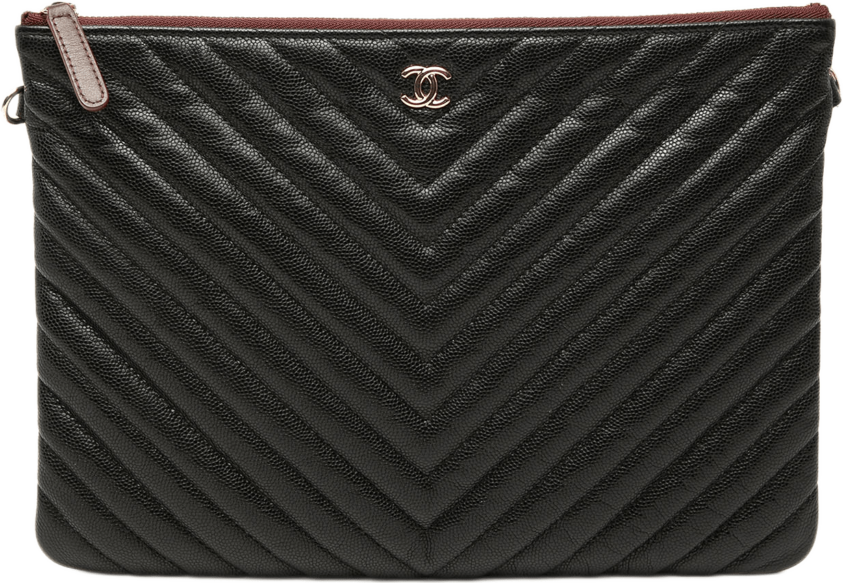 Chanel Medium Cc Chevron Caviar O Case Clutch, från Luxclusif, i färgen black.