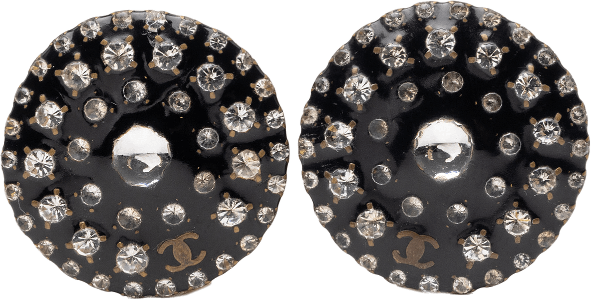 Chanel Cc Resin And Crystal Round Clip On Earrings, från Luxclusif, i färgen black.