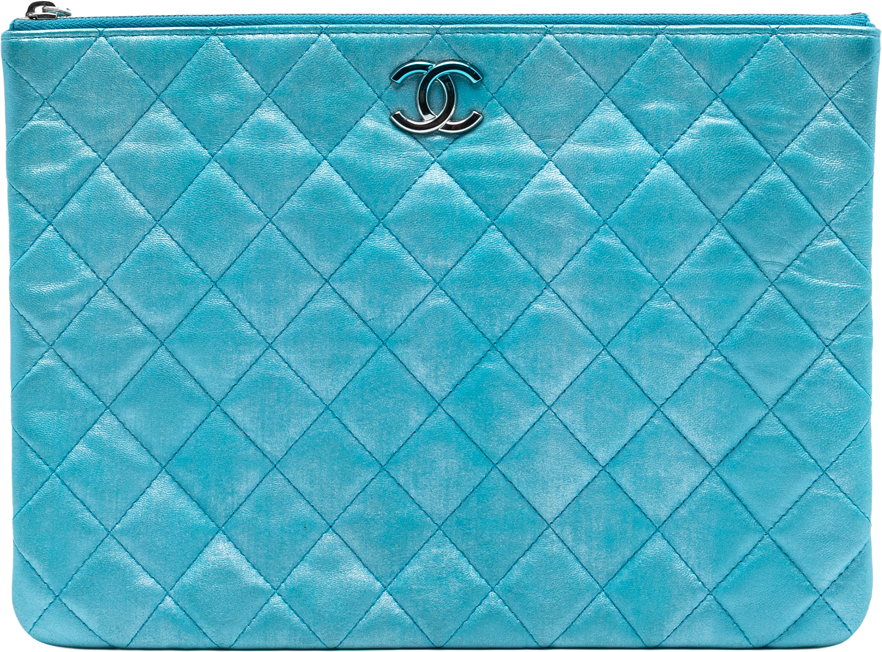 Chanel Medium Quilted Iridescent Lambskin O Case Clutch, från Luxclusif, i färgen turquoise.