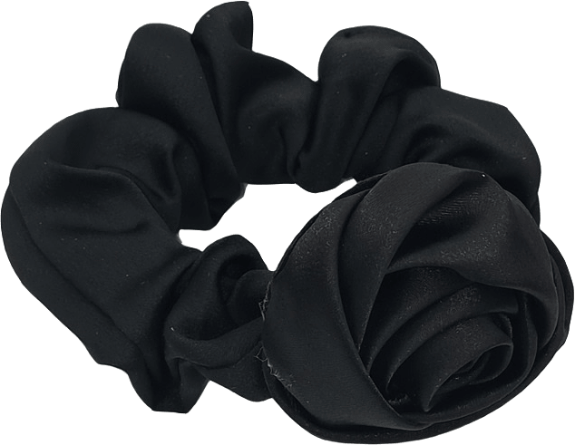 Scrunchie Med Blomma, från Complement, i färgen black.