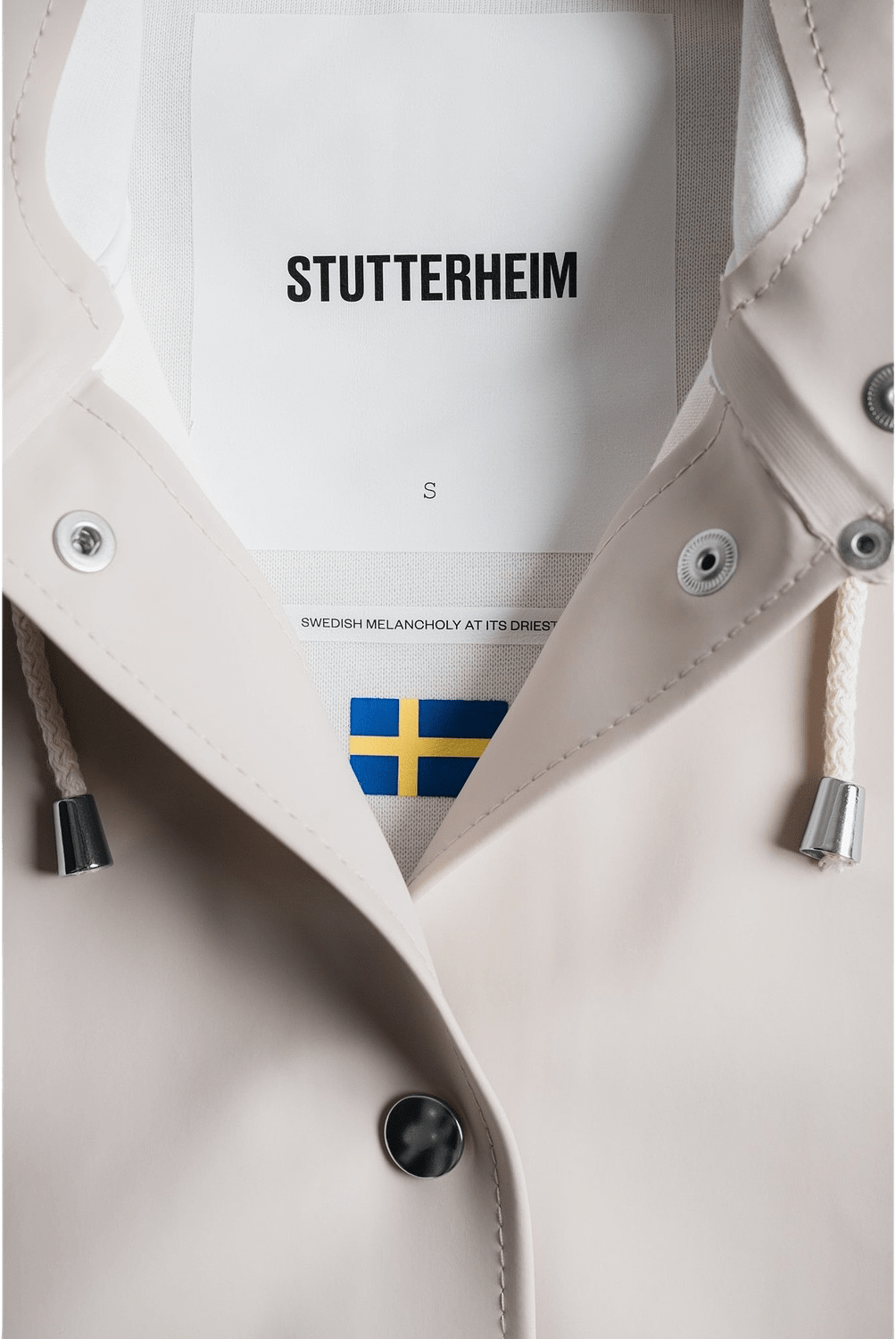 Mosebacke Raincoat, från Stutterheim, i färgen light sand.