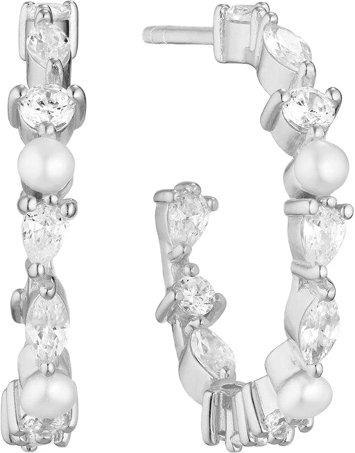 Örhänge Adria Creolo Medio, från Sif Jakobs Jewellery, i färgen white and freshwater pearl.