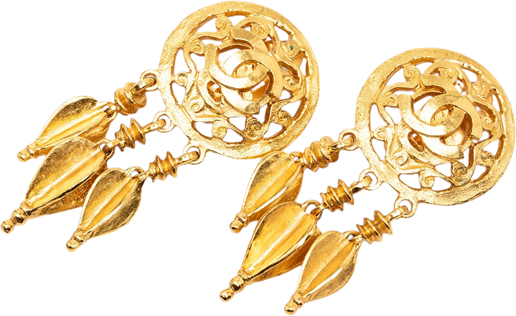 Chanel Cc Gold Plated Filigree Fringe Drop Clip On Earrings, från Luxclusif, i färgen guld.