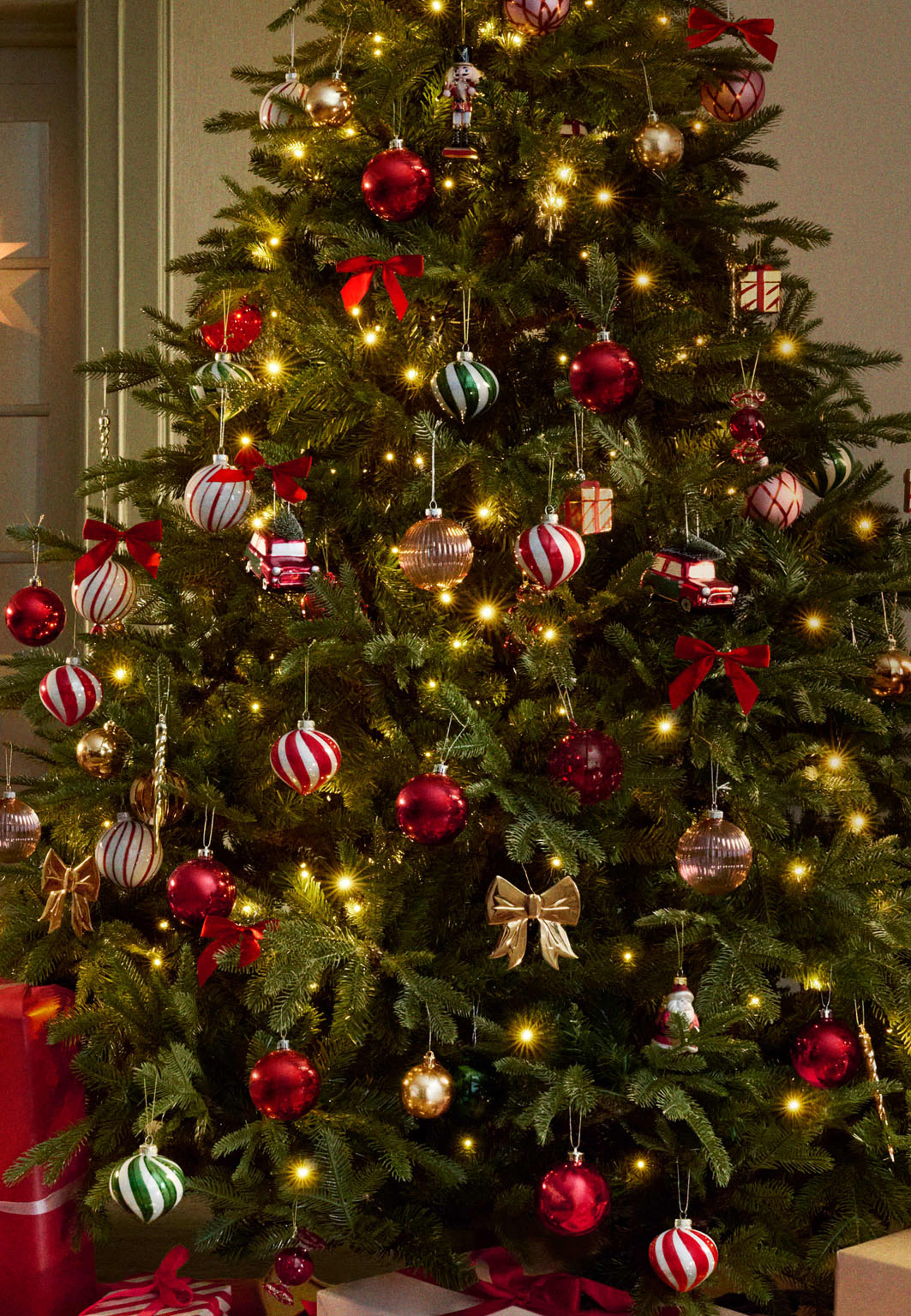 Julgranshänge i munblåst glas CANDY, från Åhléns Home, i färgen Clear/Red. Klicka för att öppna bilden i stort format