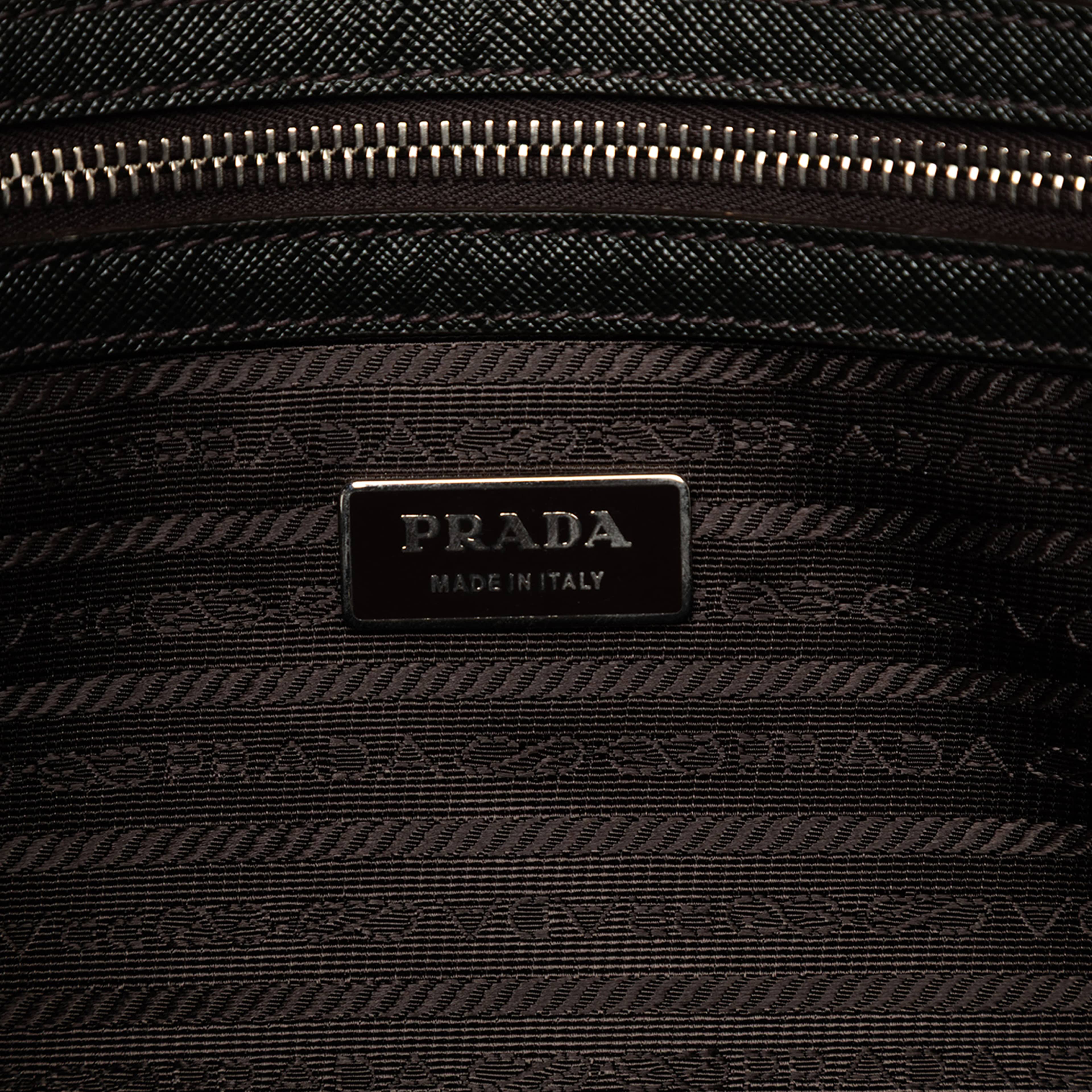 Prada Saffiano Business Bag, från Luxclusif, i färgen black. Klicka för att öppna bilden i stort format