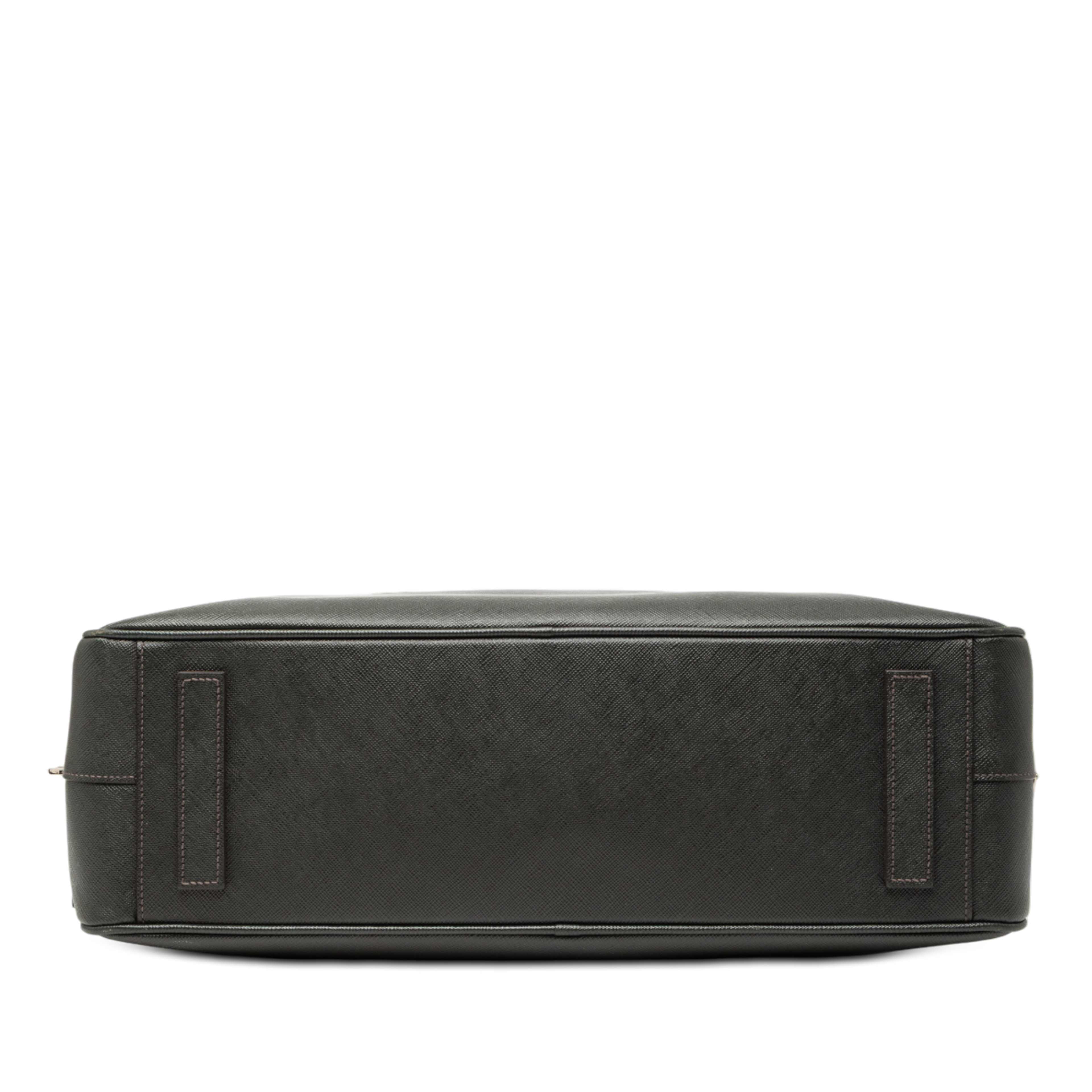 Prada Saffiano Business Bag, från Luxclusif, i färgen black. Klicka för att öppna bilden i stort format