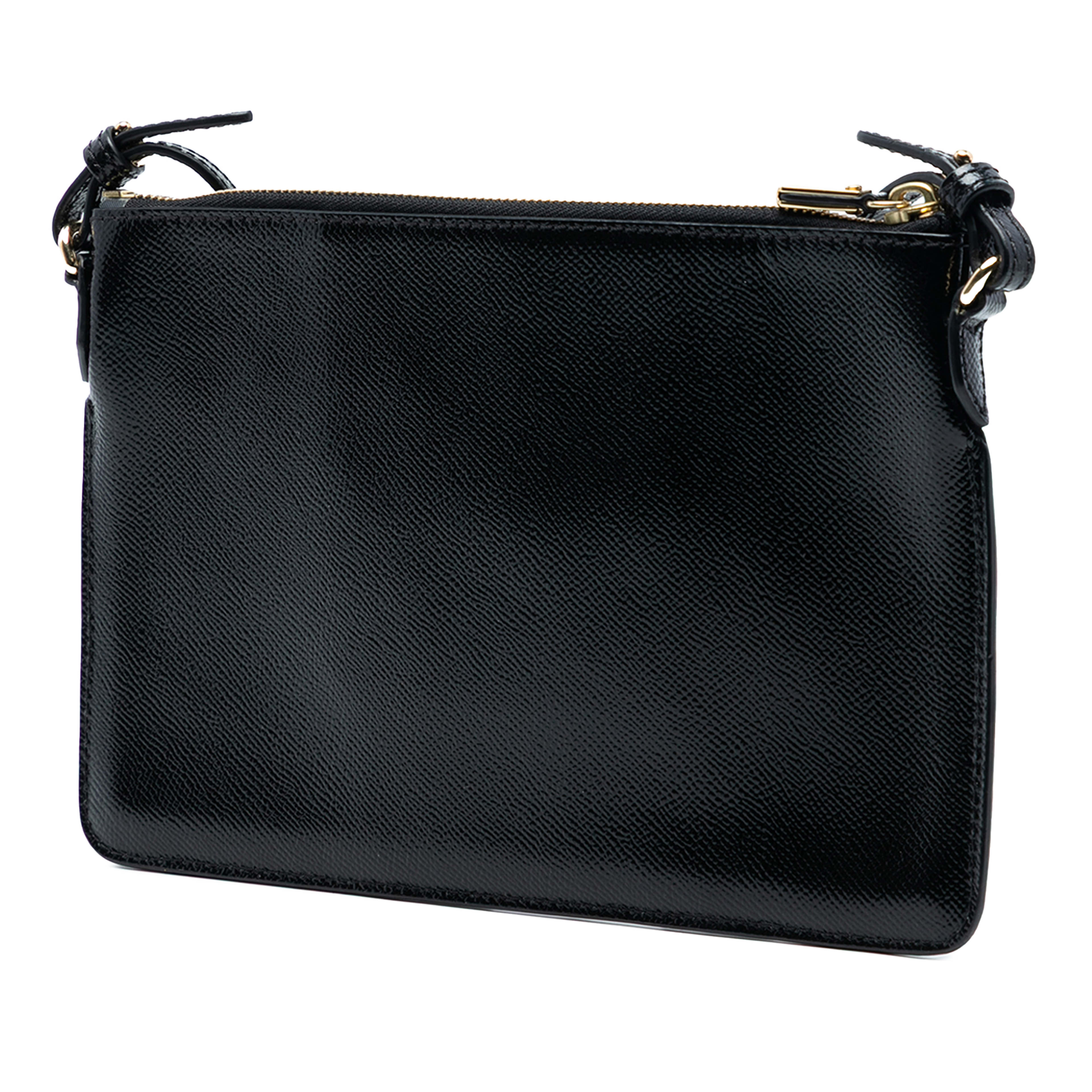 Burberry Grained Leather Peyton Crossbody, från Luxclusif, i färgen black. Klicka för att öppna bilden i stort format