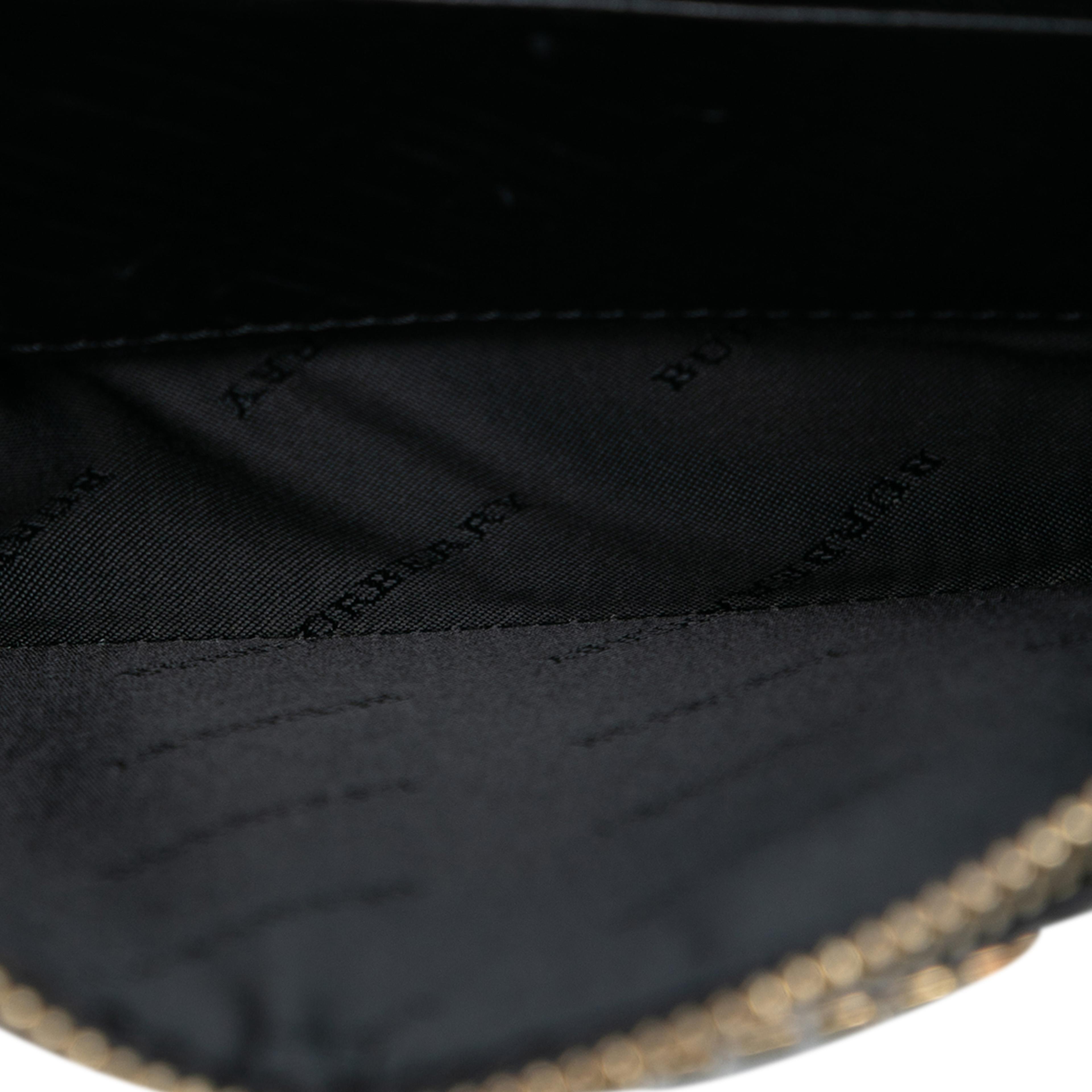 Burberry Grained Leather Peyton Crossbody, från Luxclusif, i färgen black. Klicka för att öppna bilden i stort format