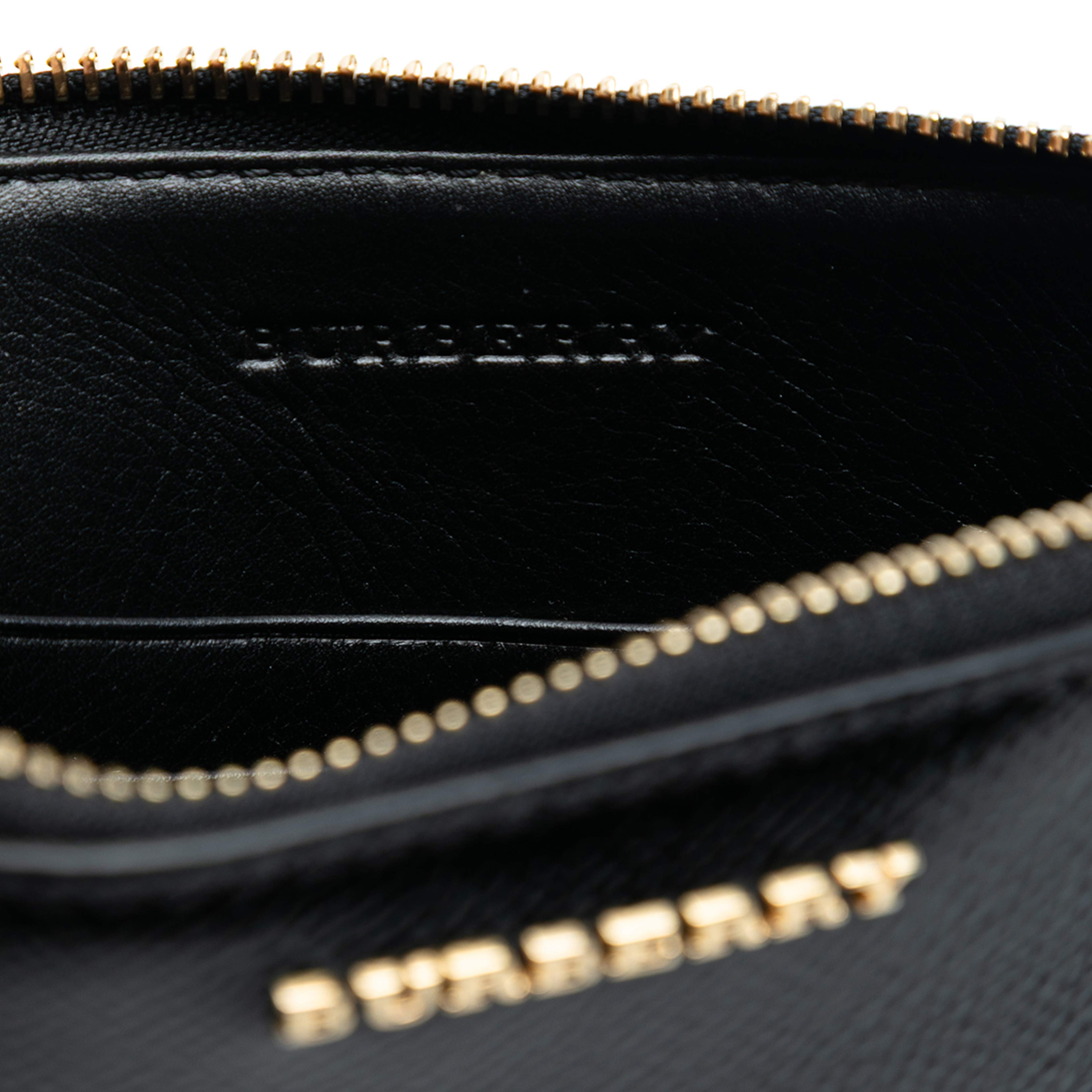 Burberry Grained Leather Peyton Crossbody, från Luxclusif, i färgen black. Klicka för att öppna bilden i stort format