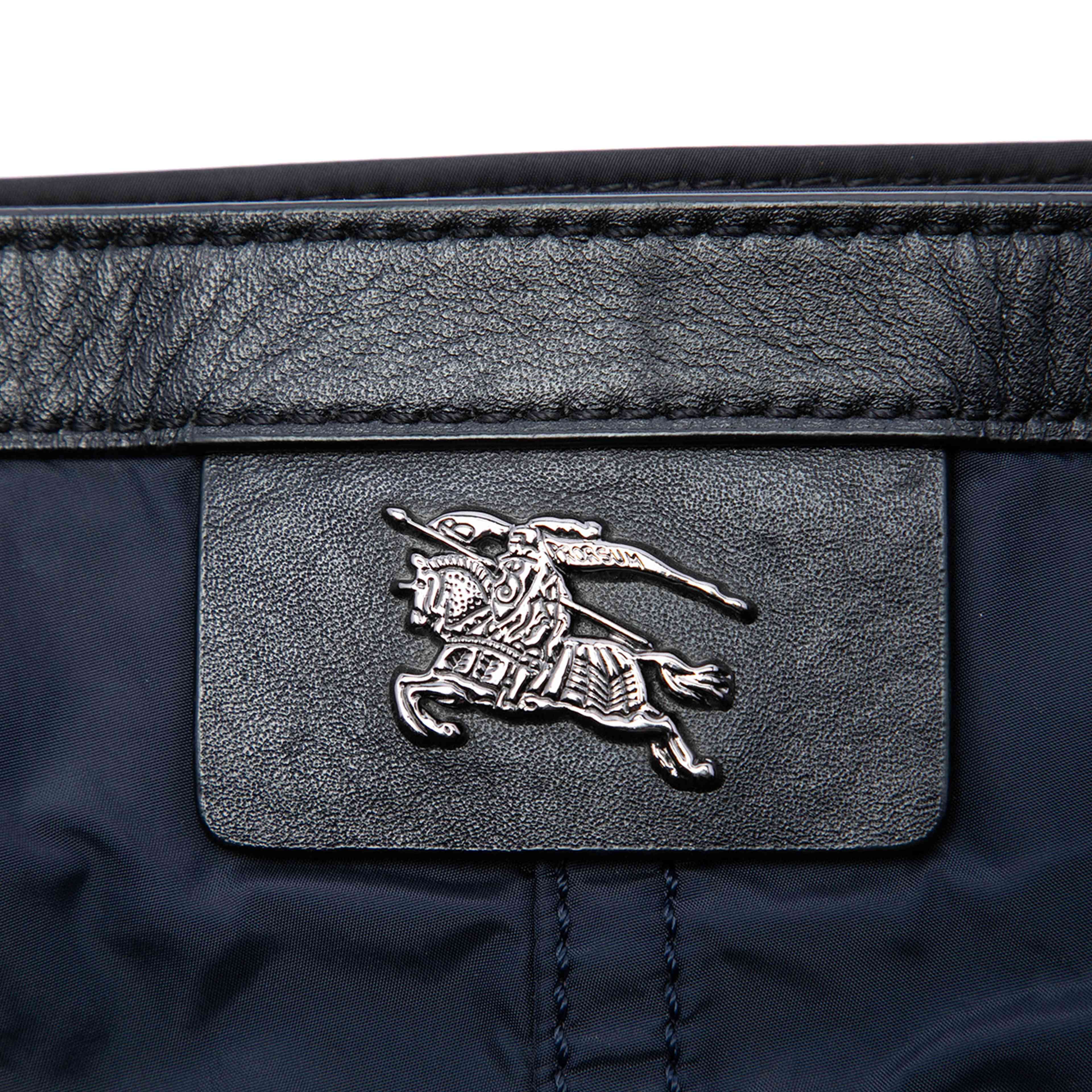Burberry Nylon Packable Buckleigh Tote, från Luxclusif, i färgen navy. Klicka för att öppna bilden i stort format