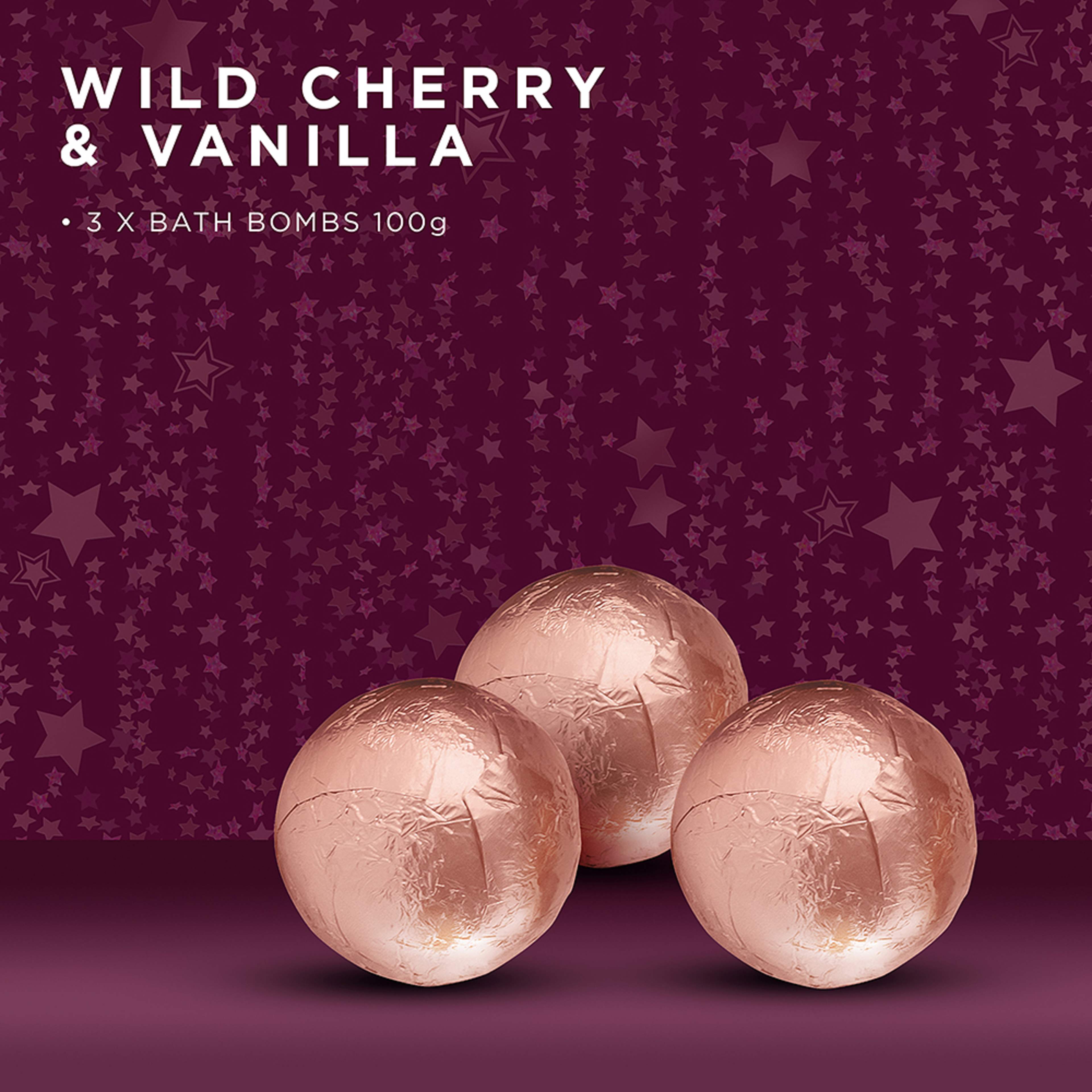 Wild Cherry & Vanilla Luxury Bath Bomb Trio Gift Set, från Baylis & Harding. Klicka för att öppna bilden i stort format