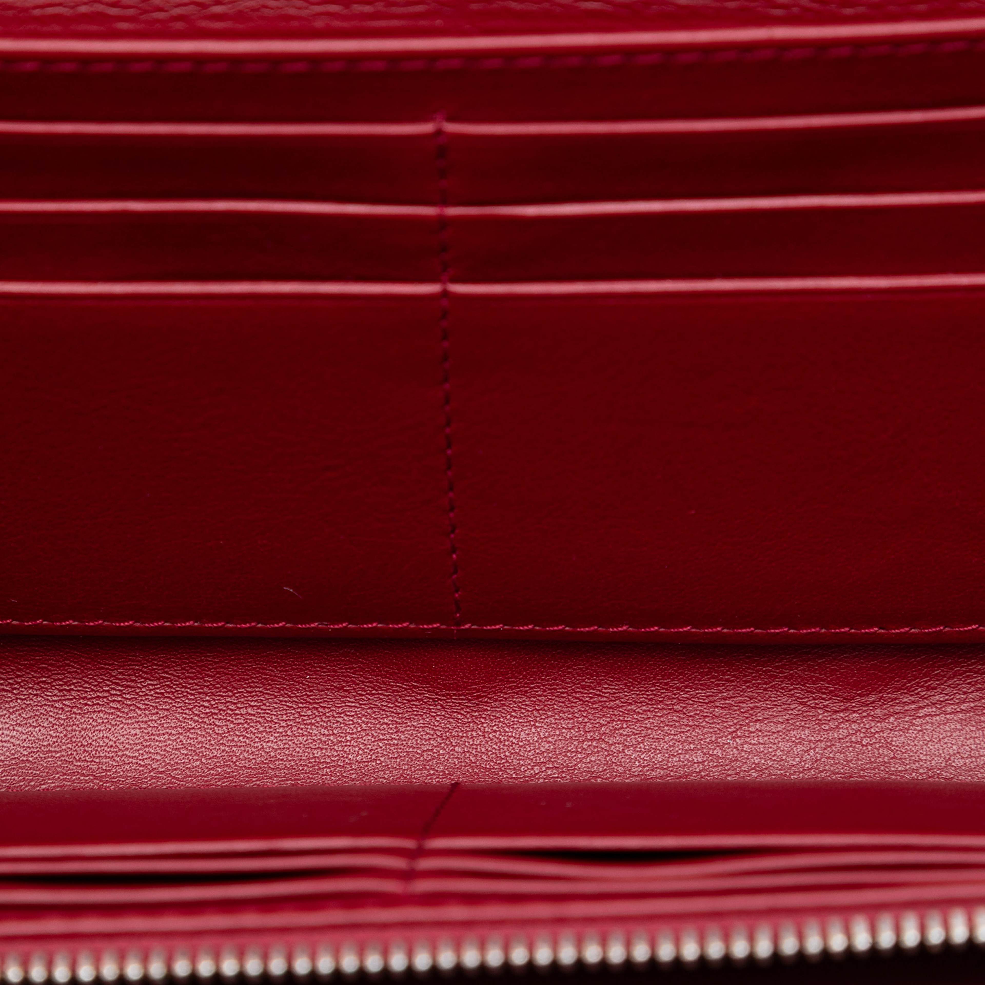 Dior Patent Cannage Lady Dior Wallet On Chain, från Luxclusif, i färgen dark red. Klicka för att öppna bilden i stort format