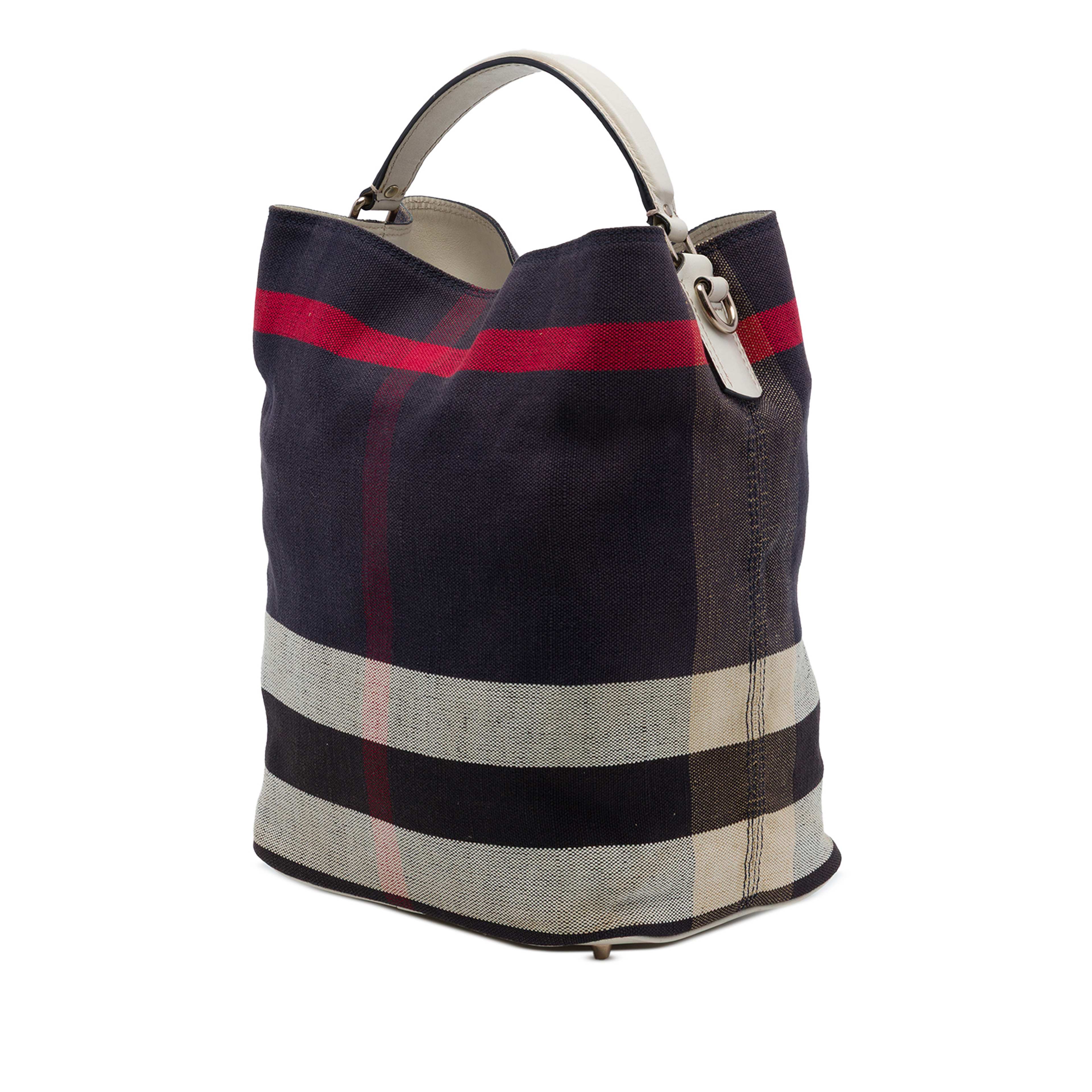 Burberry Medium Mega Check Canvas Ashby Bucket Bag, från Luxclusif, i färgen blå. Klicka för att öppna bilden i stort format