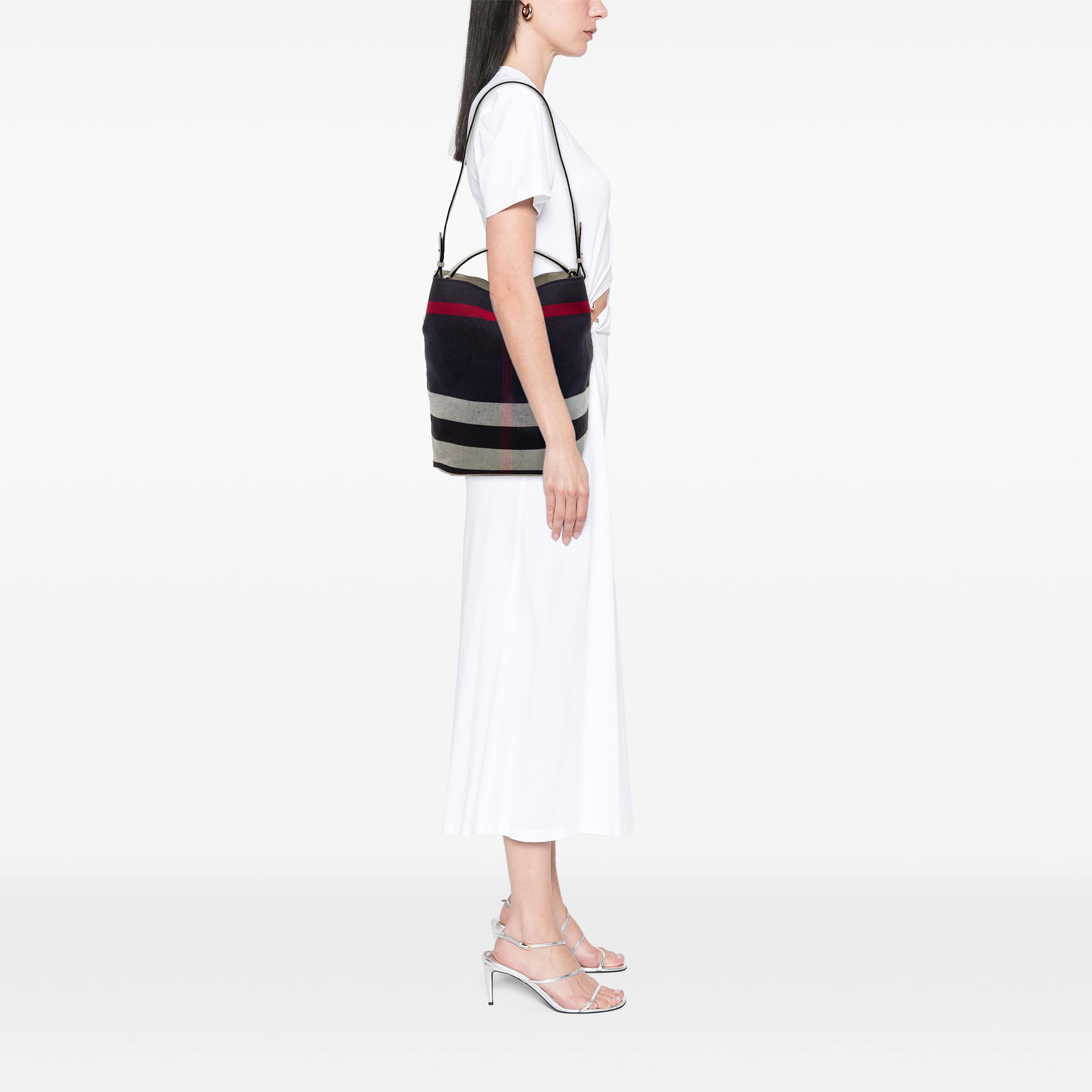 Burberry Medium Mega Check Canvas Ashby Bucket Bag, från Luxclusif, i färgen blå. Klicka för att öppna bilden i stort format