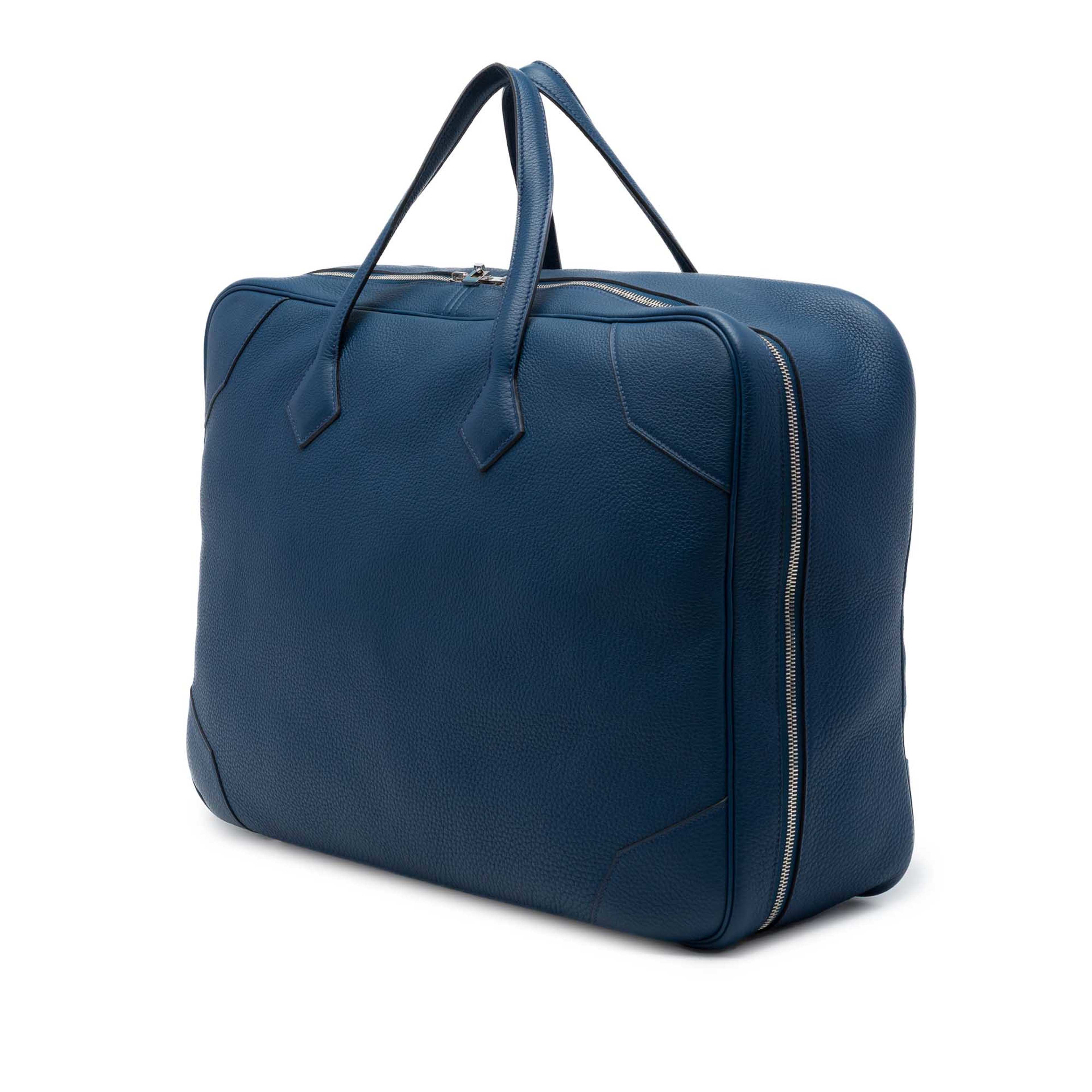 Hermès Clemence Victoria 50, från Luxclusif, i färgen blå. Klicka för att öppna bilden i stort format