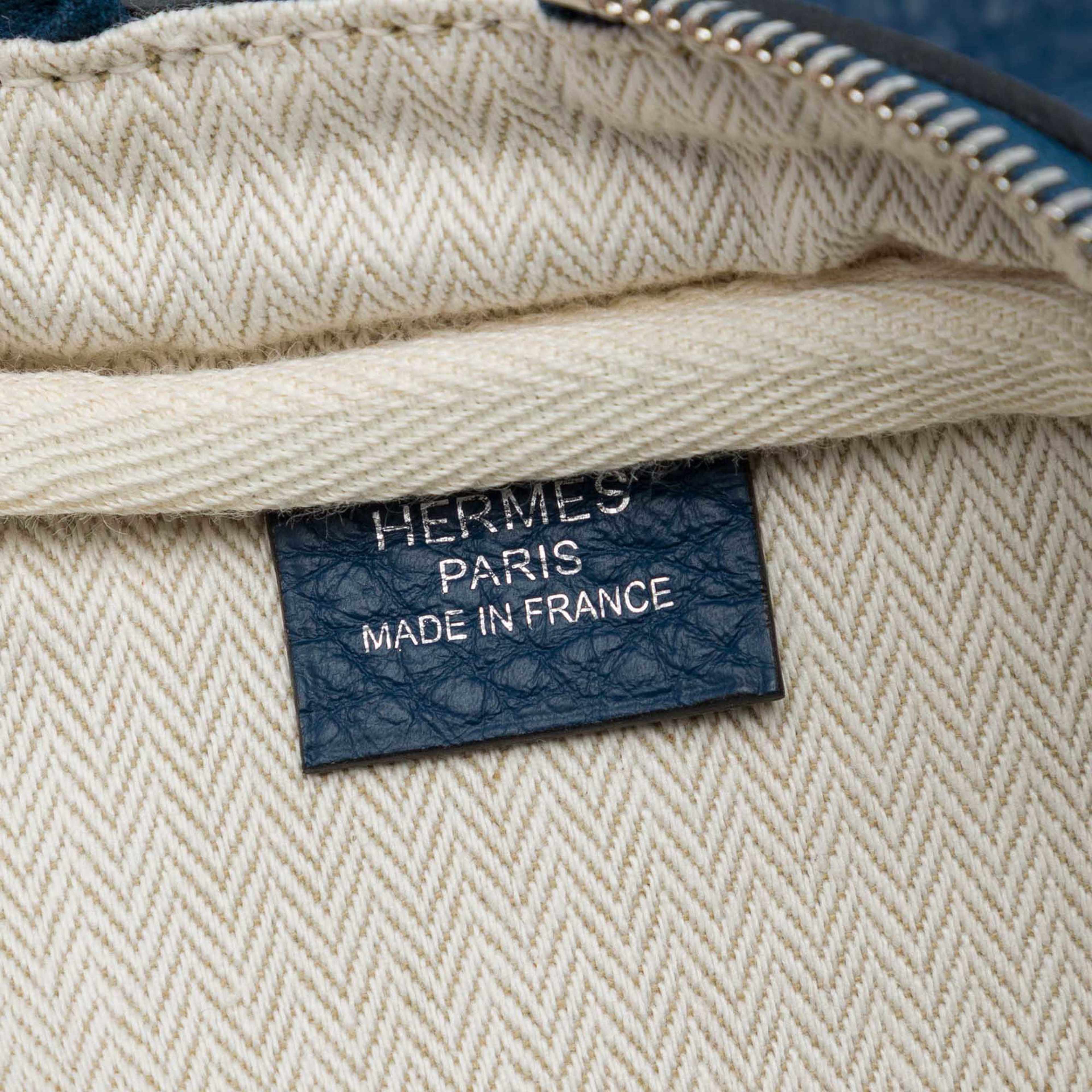 Hermès Clemence Victoria 50, från Luxclusif, i färgen blå. Klicka för att öppna bilden i stort format
