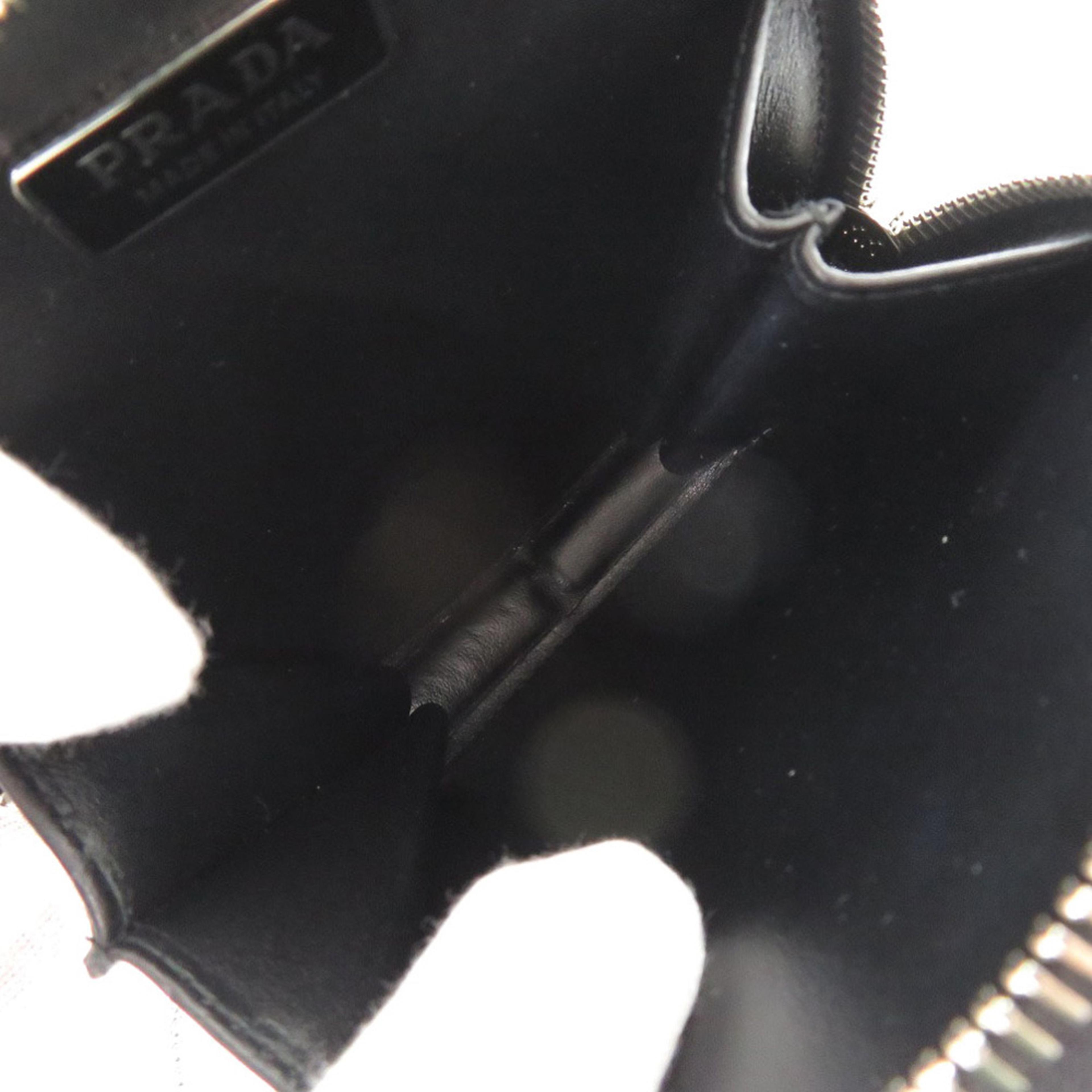 Prada Spazzolato Round Chain Coin Crossbody, från Luxclusif, i färgen silver. Klicka för att öppna bilden i stort format