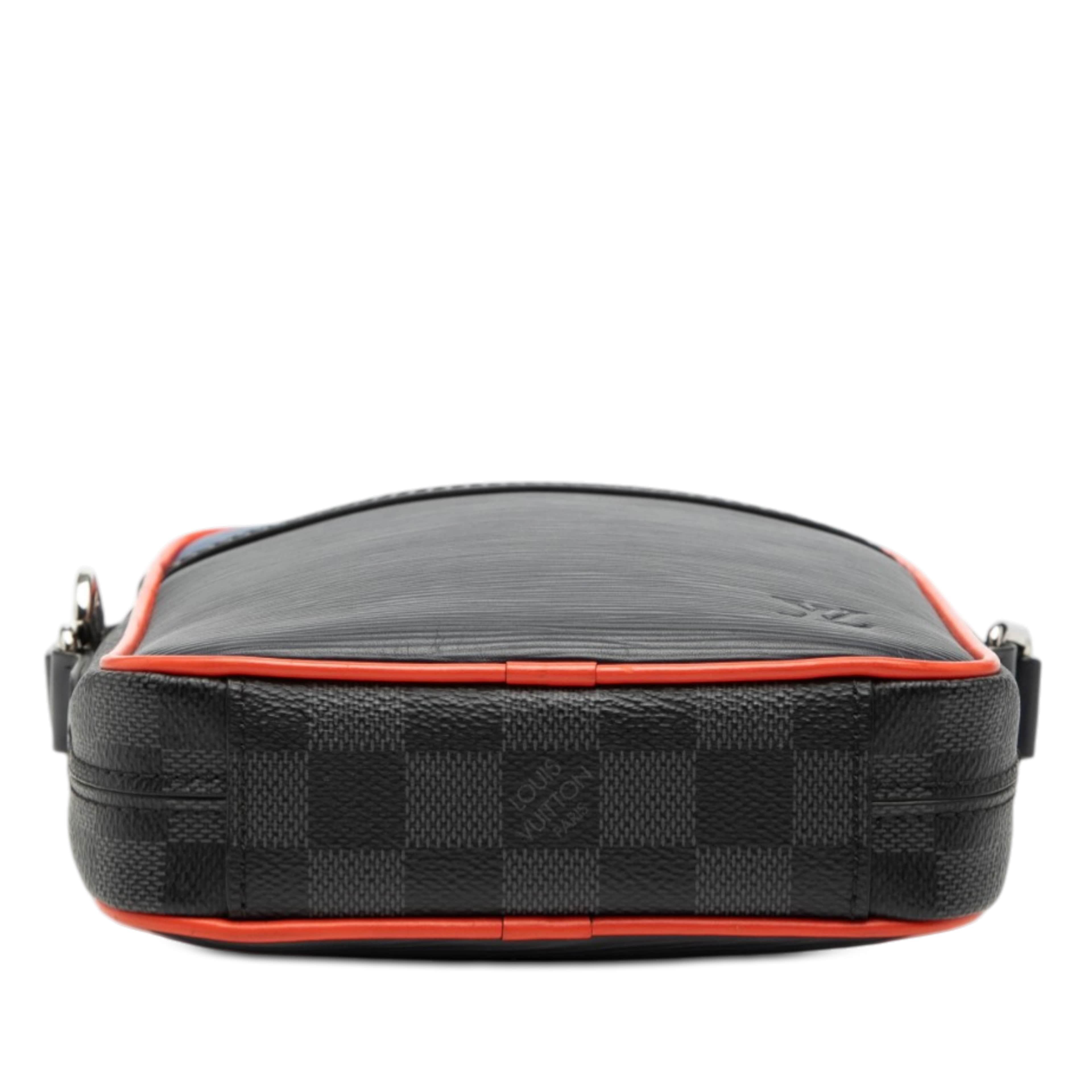 Louis Vuitton Epi Damier Graphite Danube Slim, från Luxclusif, i färgen navy. Klicka för att öppna bilden i stort format