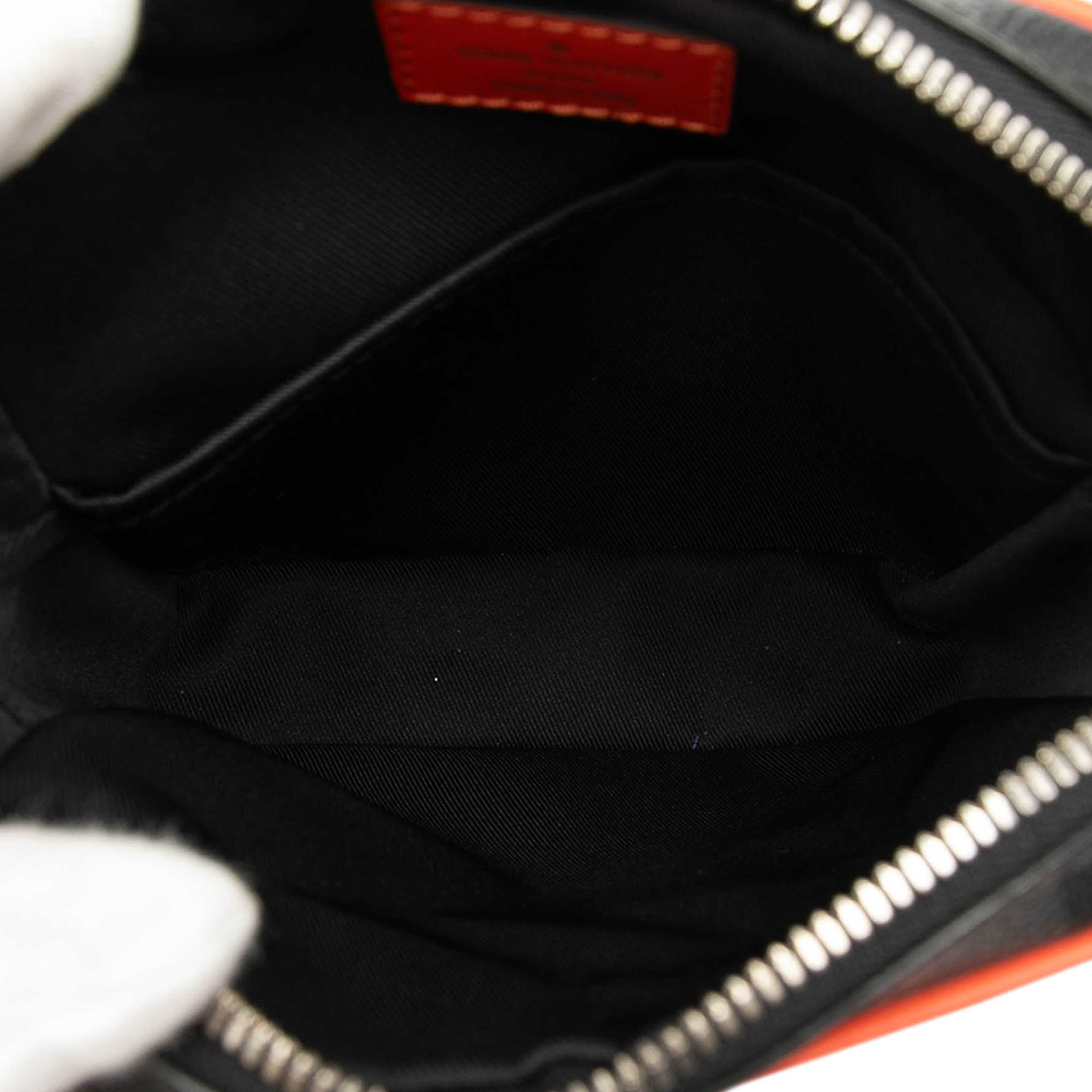 Louis Vuitton Epi Damier Graphite Danube Slim, från Luxclusif, i färgen navy. Klicka för att öppna bilden i stort format