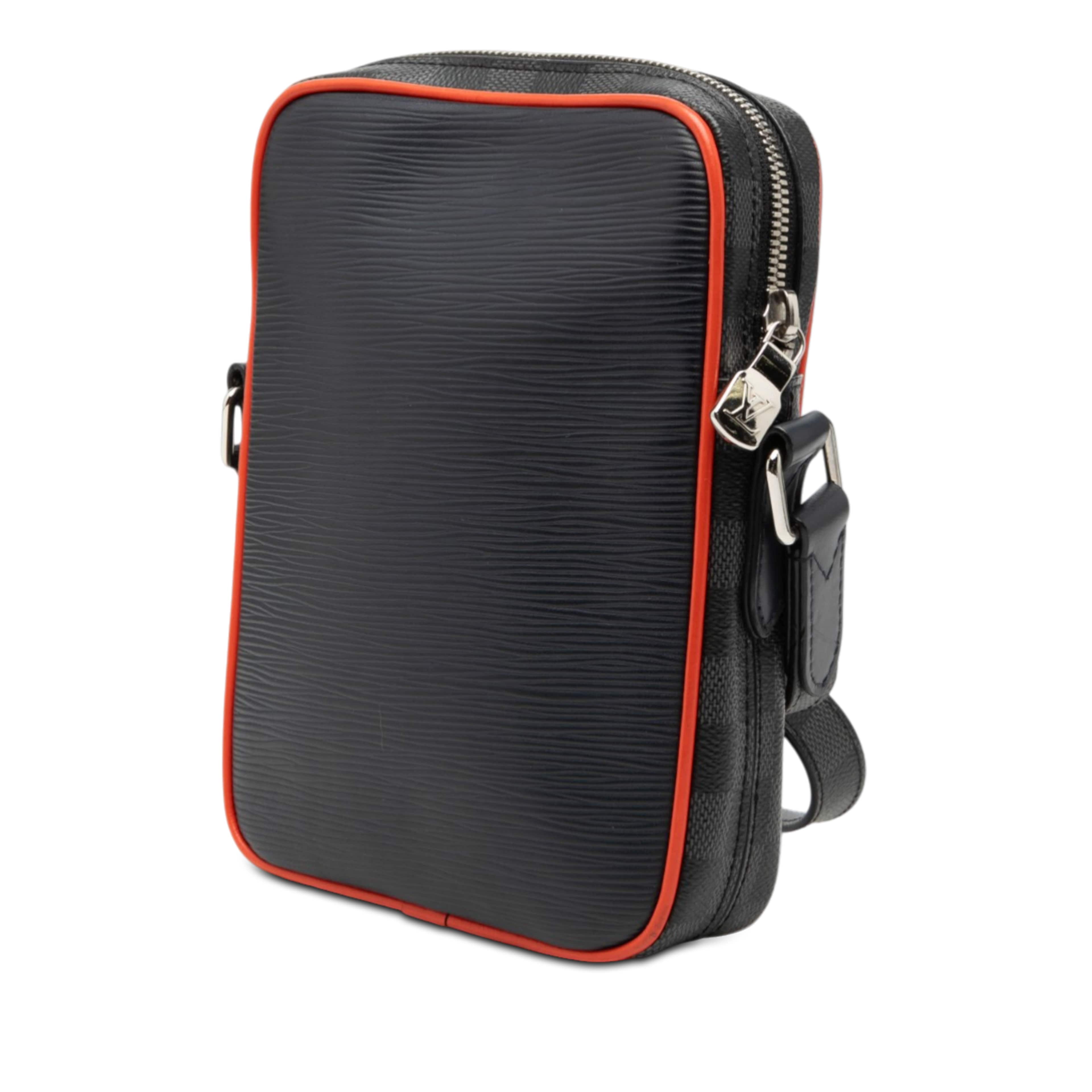 Louis Vuitton Epi Damier Graphite Danube Slim, från Luxclusif, i färgen navy. Klicka för att öppna bilden i stort format