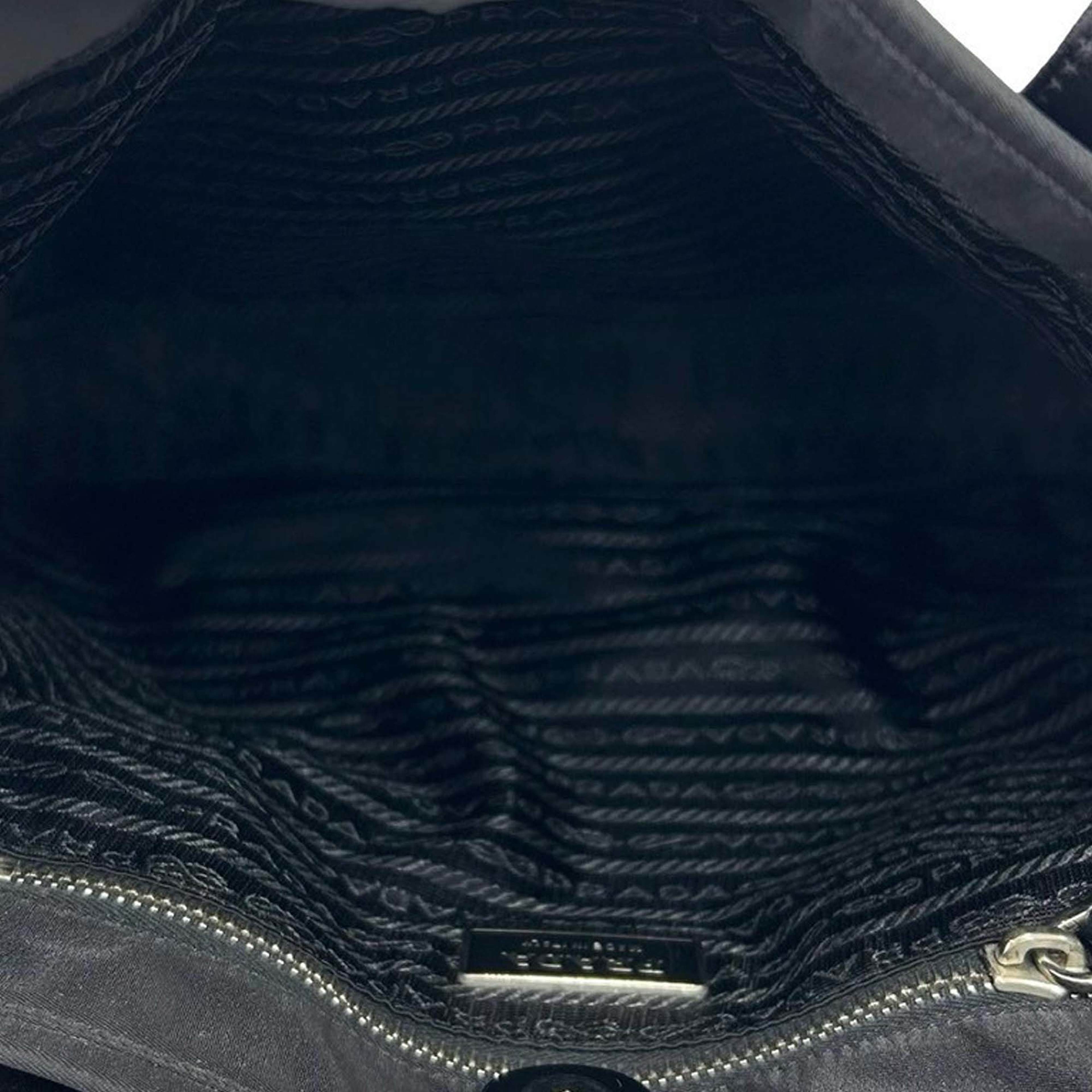 Prada Tessuto Tote, från Luxclusif, i färgen svart. Klicka för att öppna bilden i stort format