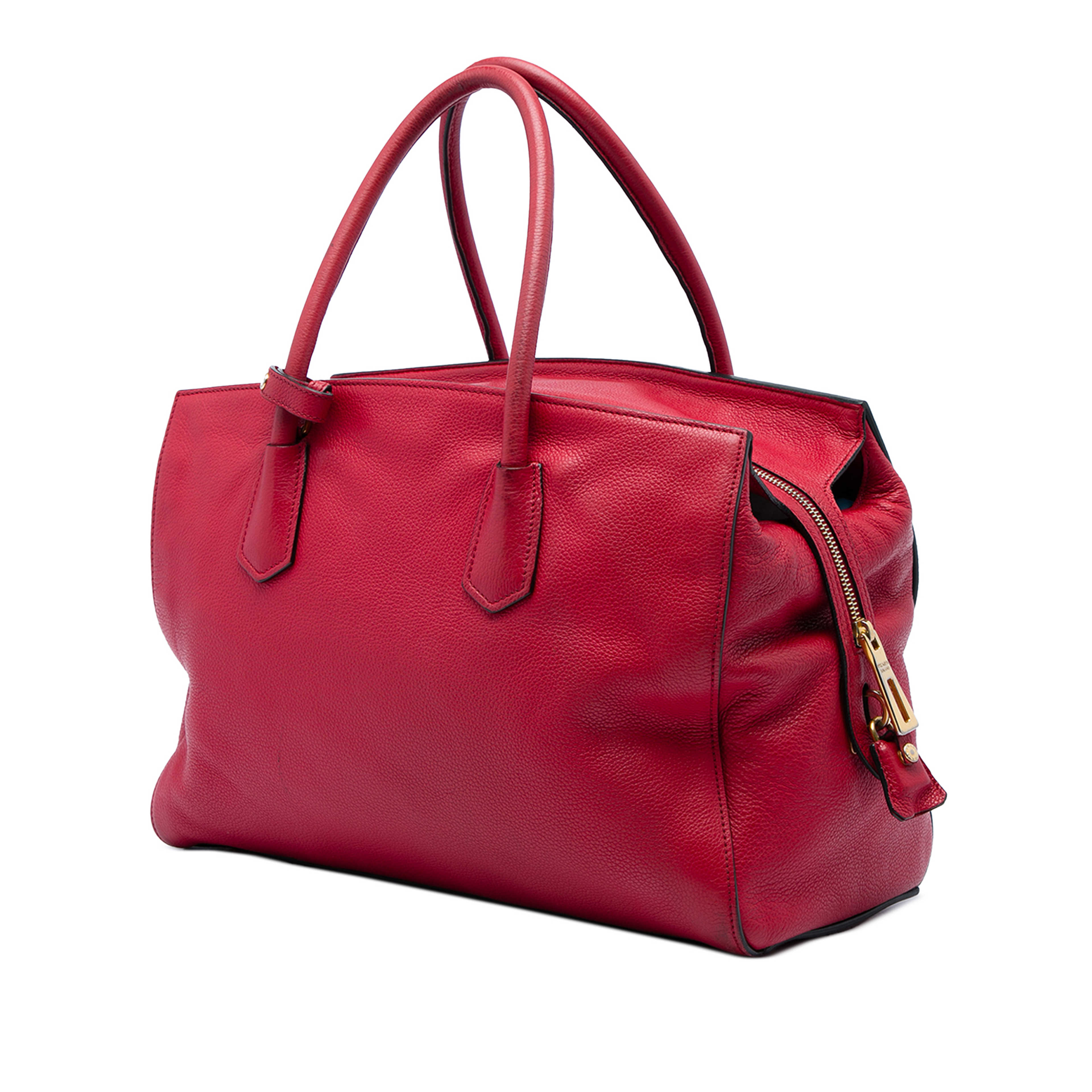 Prada Vitello Daino Zip Top Convertible Tote, från Luxclusif, i färgen röd. Klicka för att öppna bilden i stort format