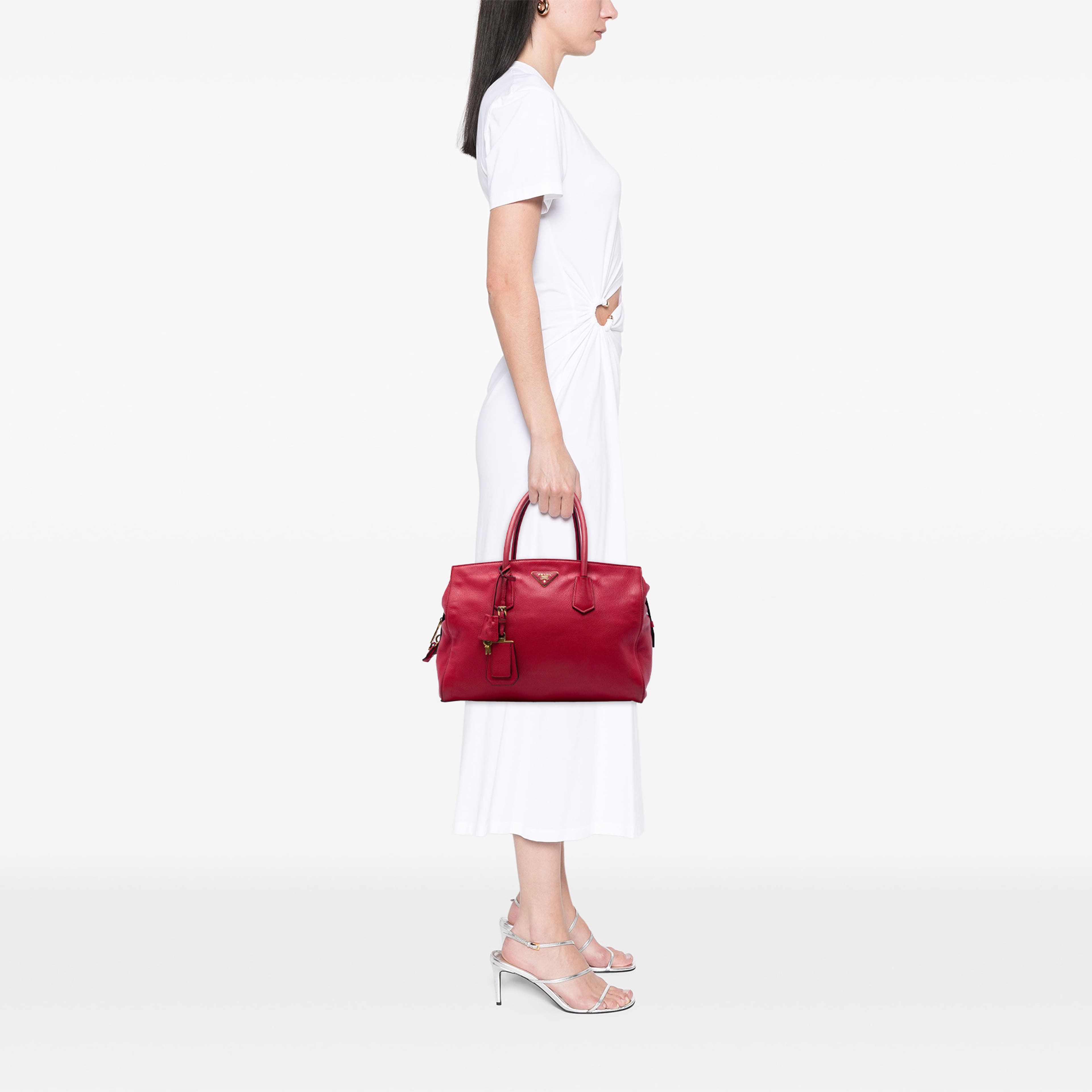 Prada Vitello Daino Zip Top Convertible Tote, från Luxclusif, i färgen röd. Klicka för att öppna bilden i stort format