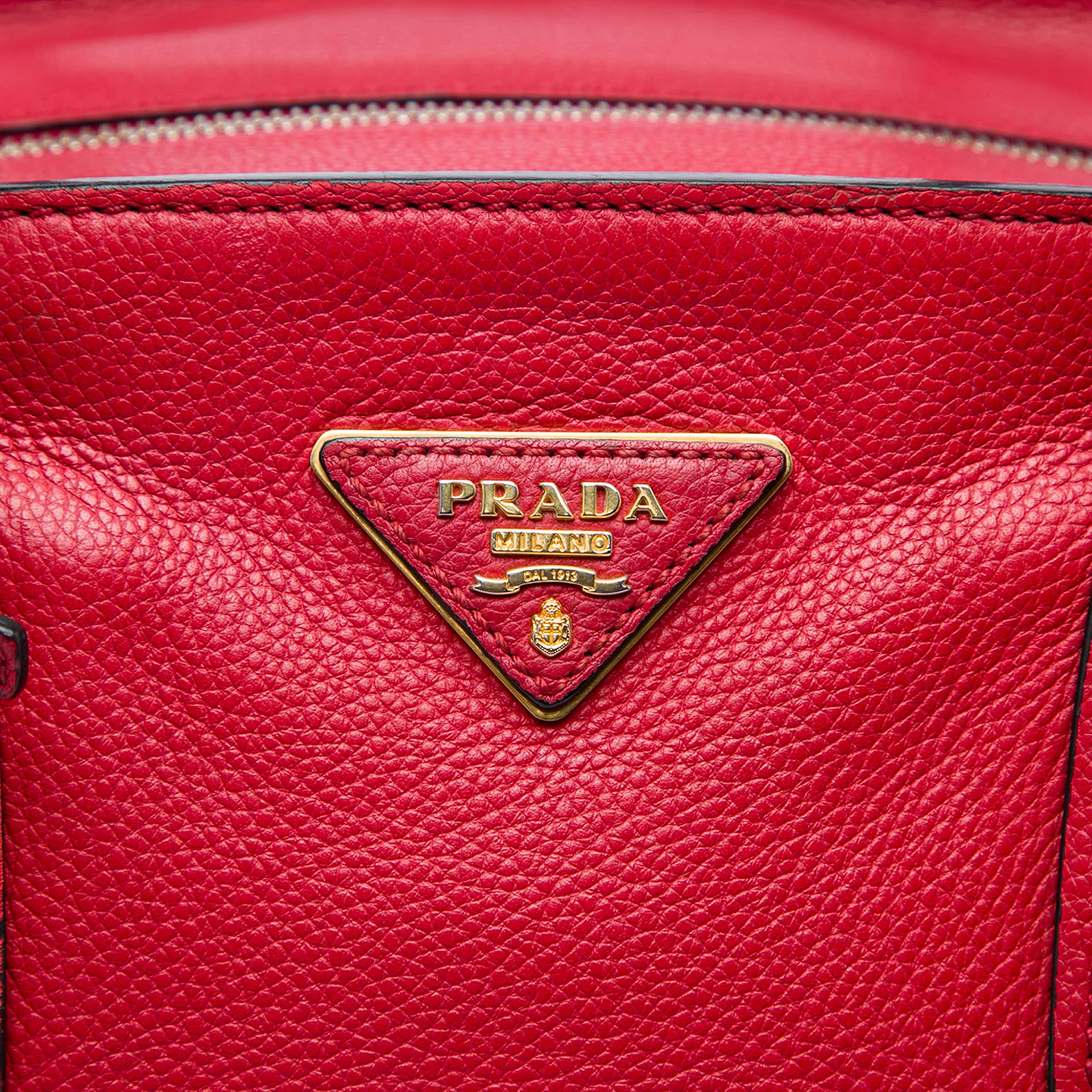 Prada Vitello Daino Zip Top Convertible Tote, från Luxclusif, i färgen röd. Klicka för att öppna bilden i stort format