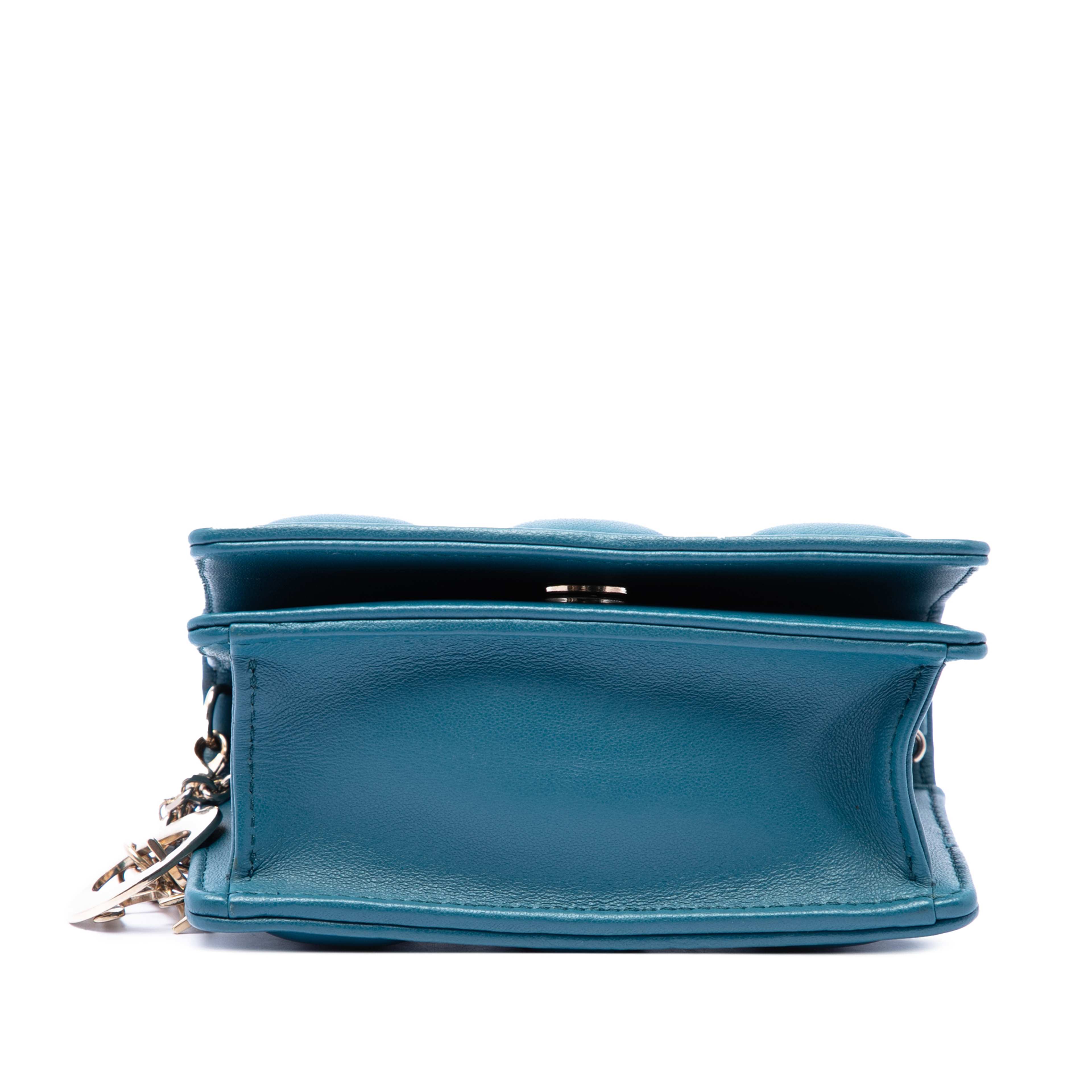 Dior Lambskin Cannage Waist Pouch On Chain, från Luxclusif, i färgen blå. Klicka för att öppna bilden i stort format