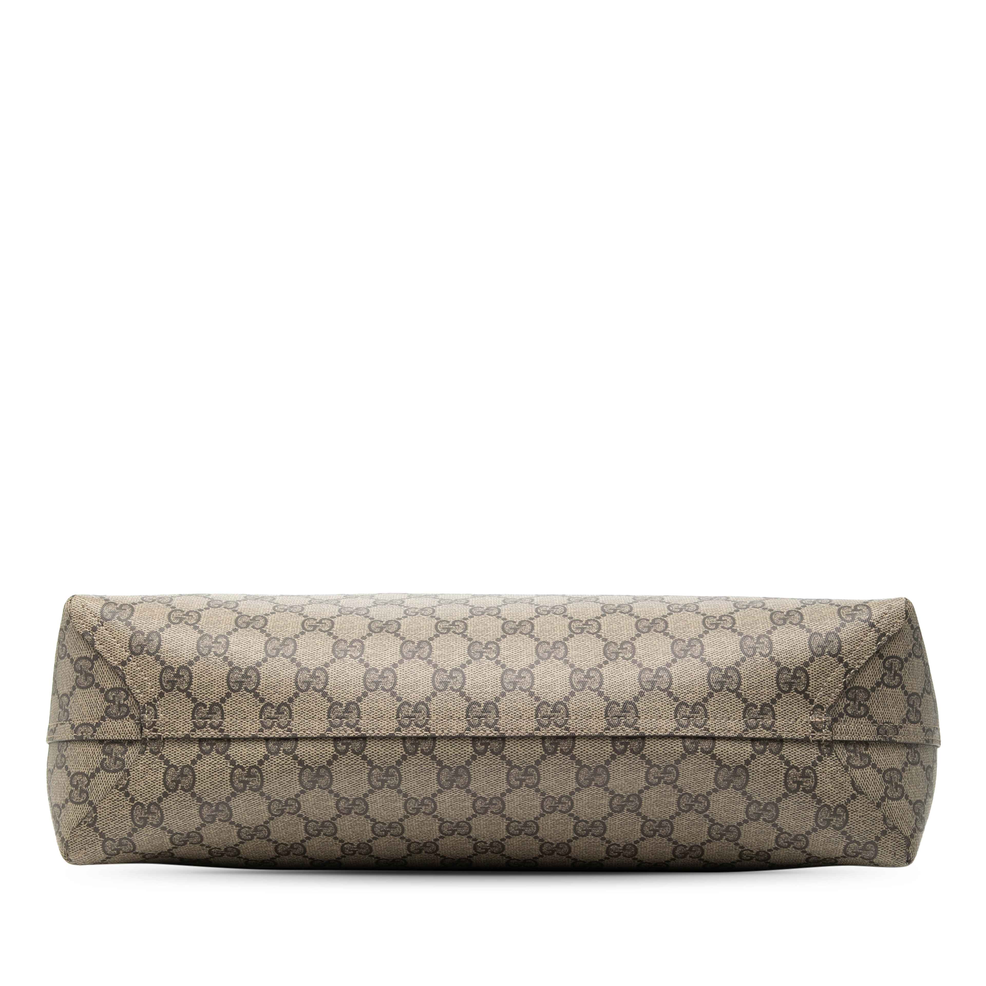 Gucci Medium Gg Supreme Reversible Tote, från Luxclusif, i färgen beige. Klicka för att öppna bilden i stort format