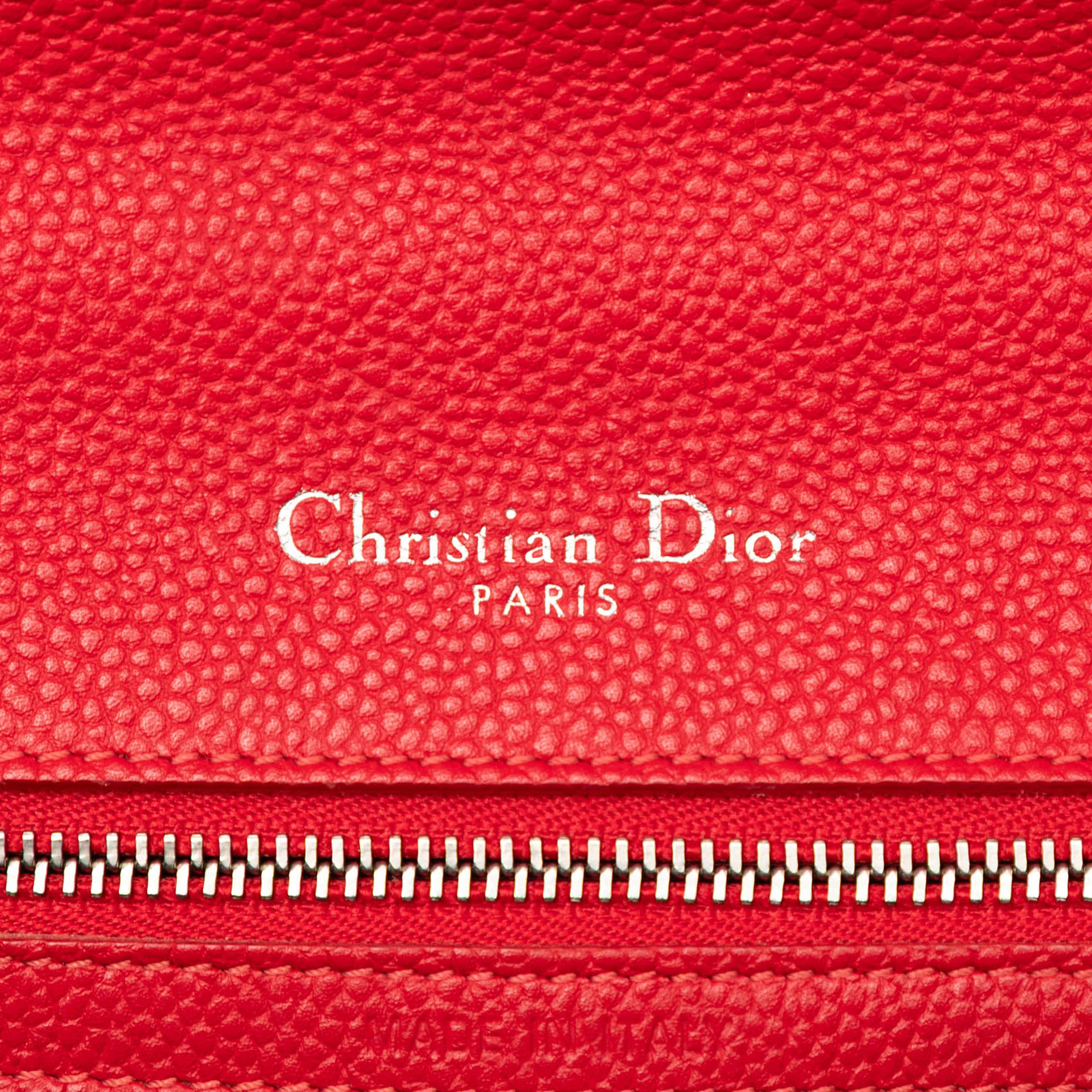 Dior Small Grained Calfskin Diorama Flap, från Luxclusif, i färgen dark red. Klicka för att öppna bilden i stort format