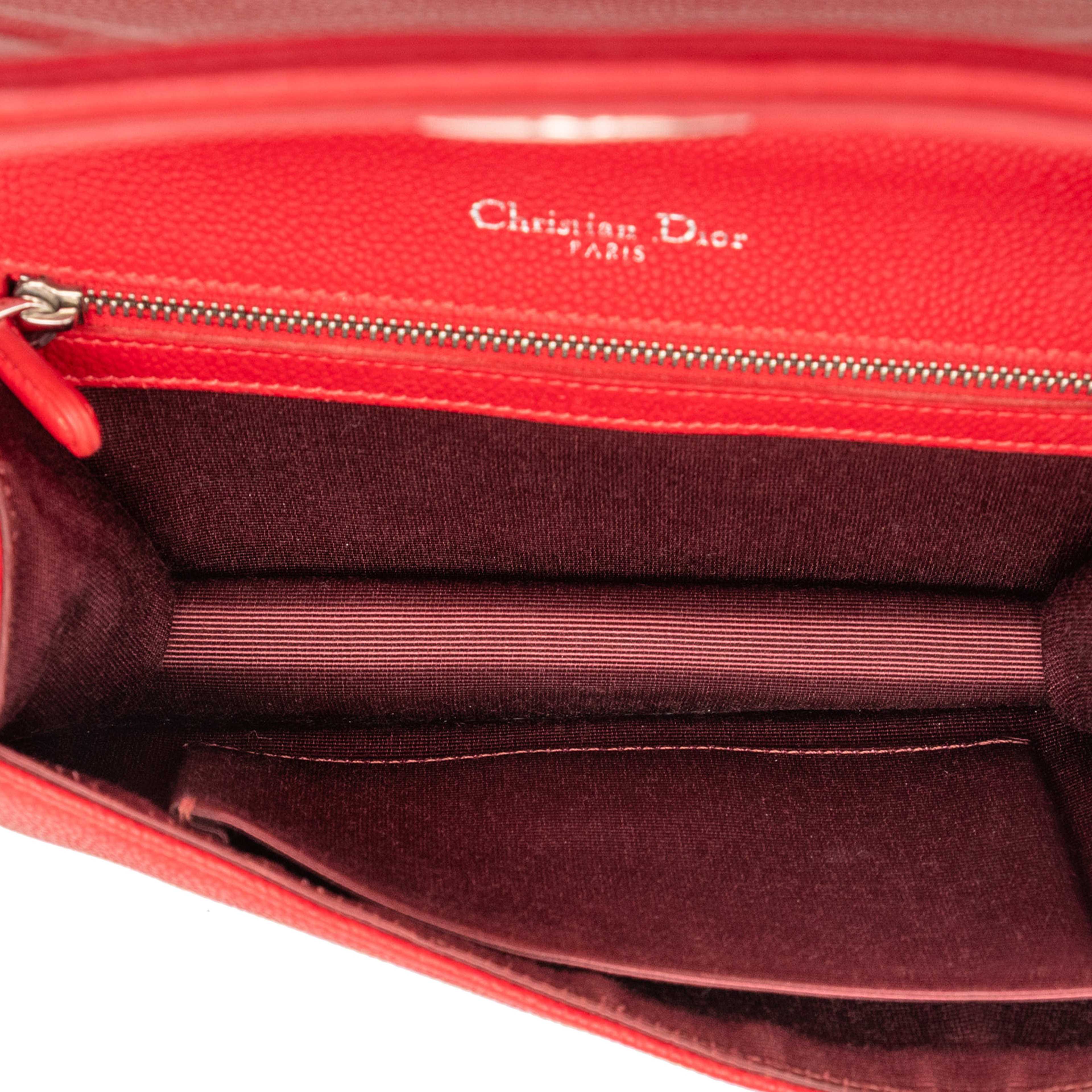 Dior Small Grained Calfskin Diorama Flap, från Luxclusif, i färgen dark red. Klicka för att öppna bilden i stort format