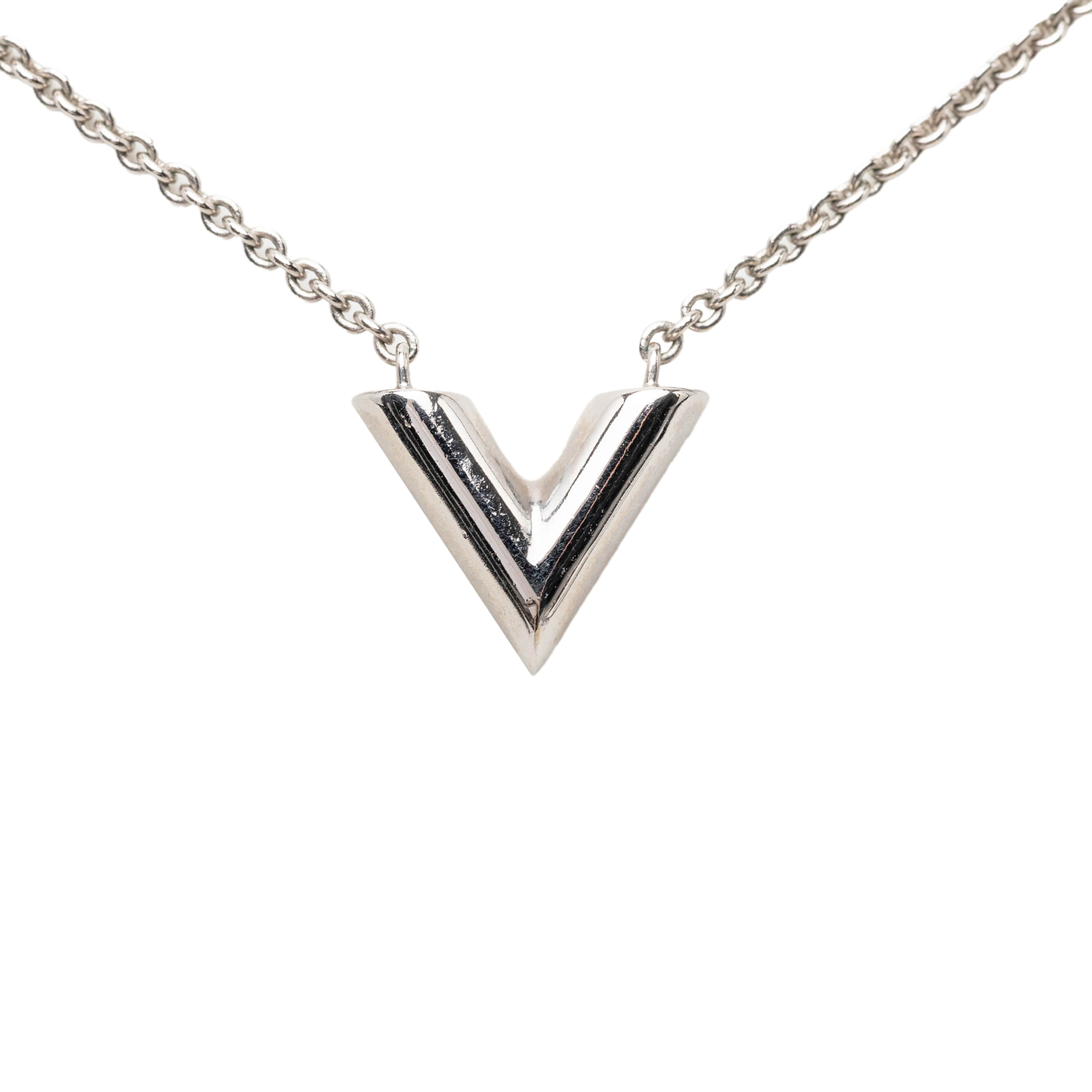 Louis Vuitton Brass Essential V Supple Necklace, från Luxclusif, i färgen silver. Klicka för att öppna bilden i stort format