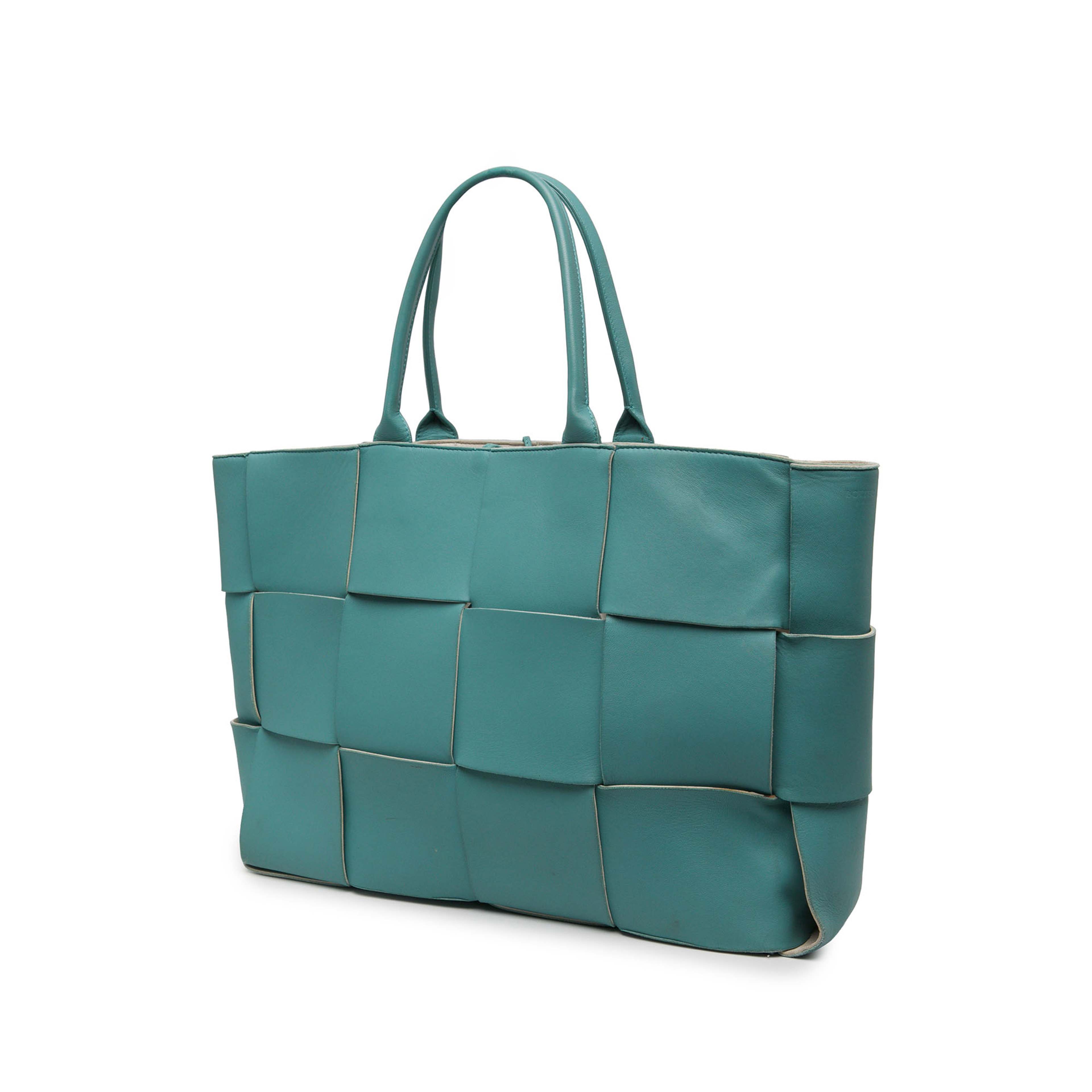 Bottega Veneta Large Nappa Maxi Intrecciato Arco Tote, från Luxclusif, i färgen blå. Klicka för att öppna bilden i stort format