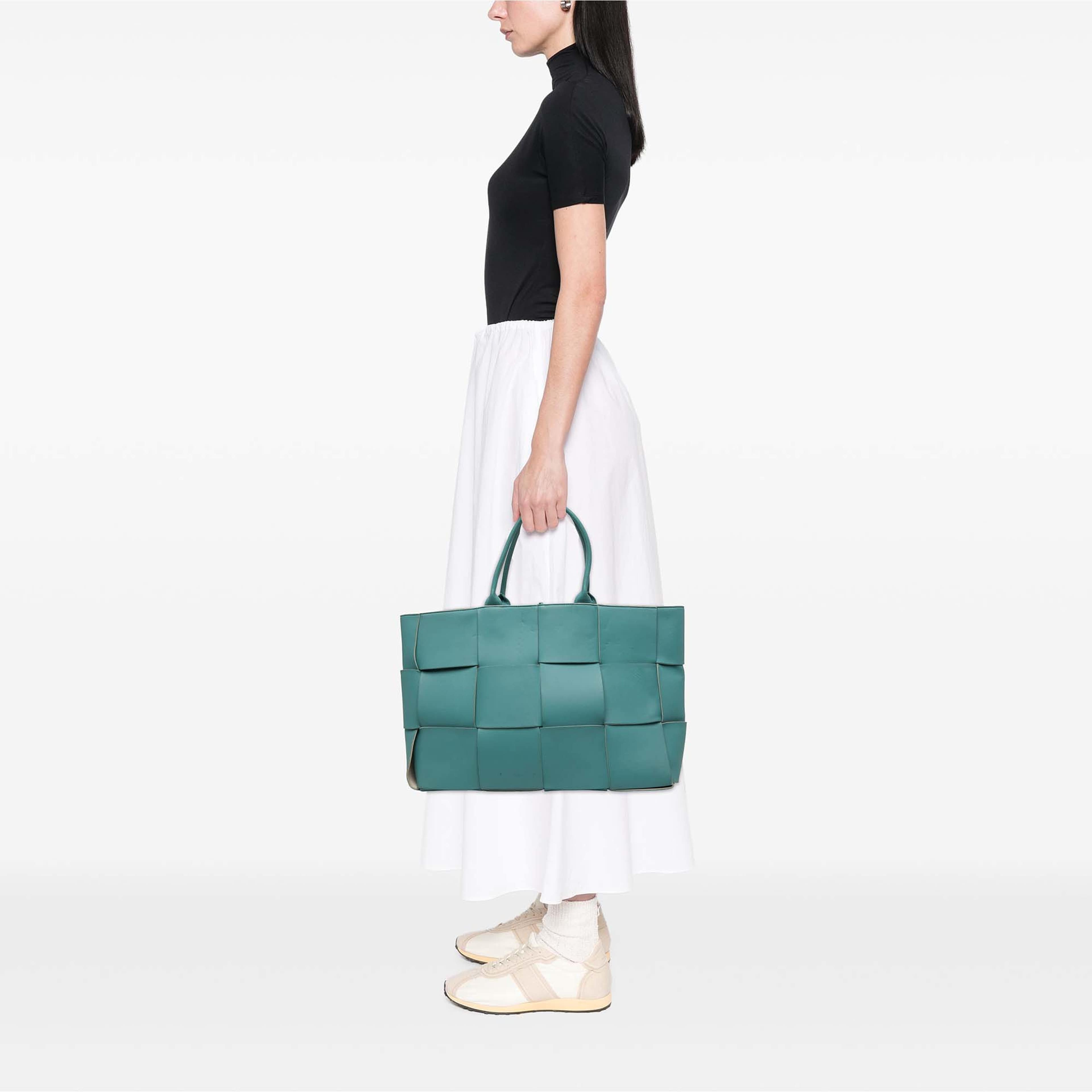 Bottega Veneta Large Nappa Maxi Intrecciato Arco Tote, från Luxclusif, i färgen blå. Klicka för att öppna bilden i stort format